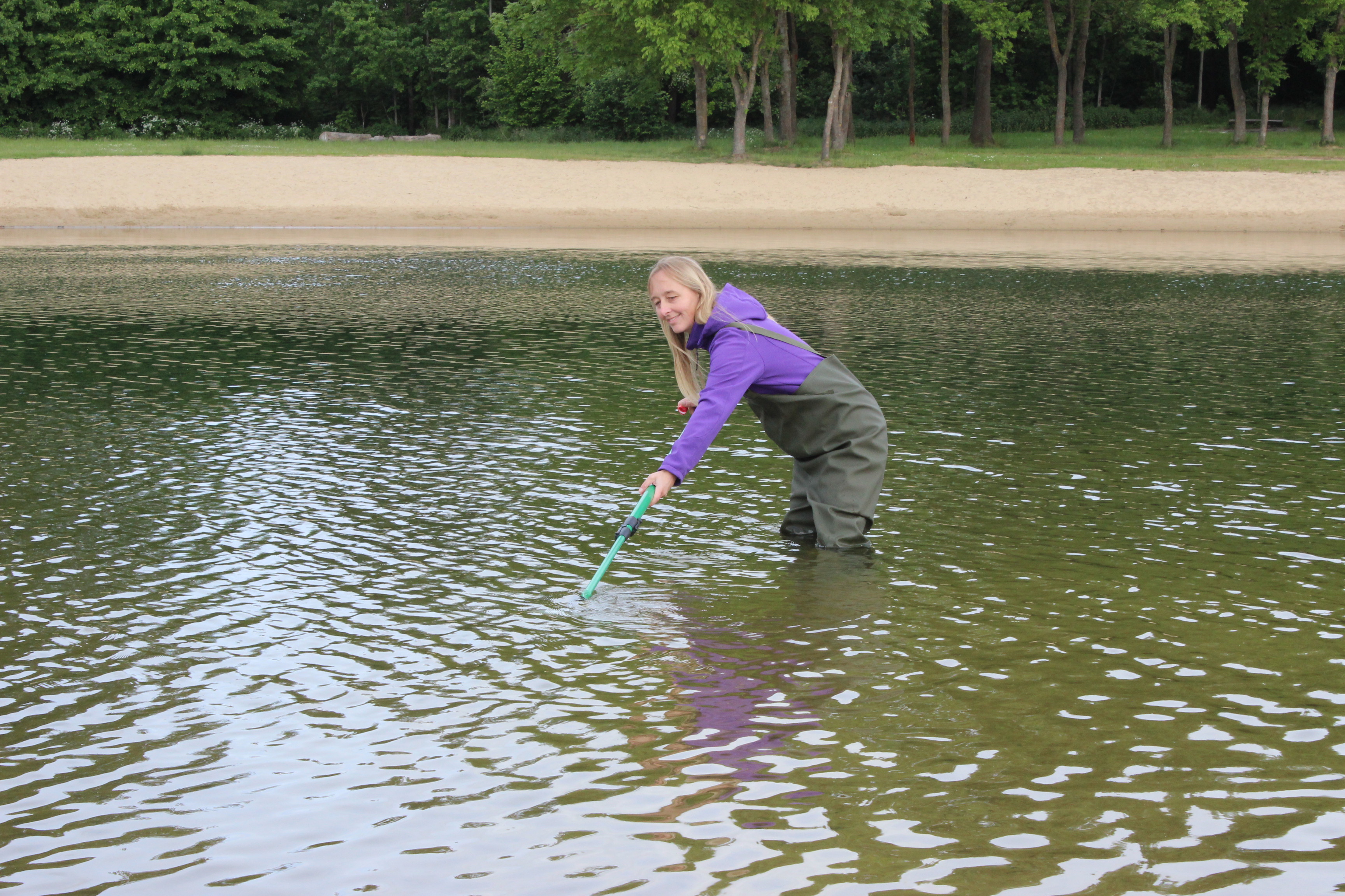 Eine Hygienekontrolleurin prüft die Wasserqualität im Badesee im Landkreis Lüneburg.
