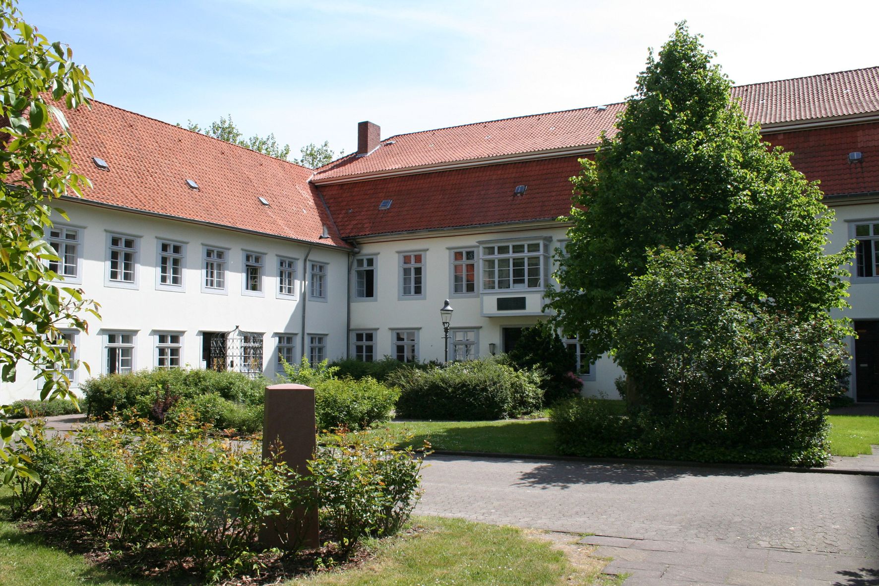 Niedersachsen-Flagge flattert im Wind vor strahlend blauem Himmel.