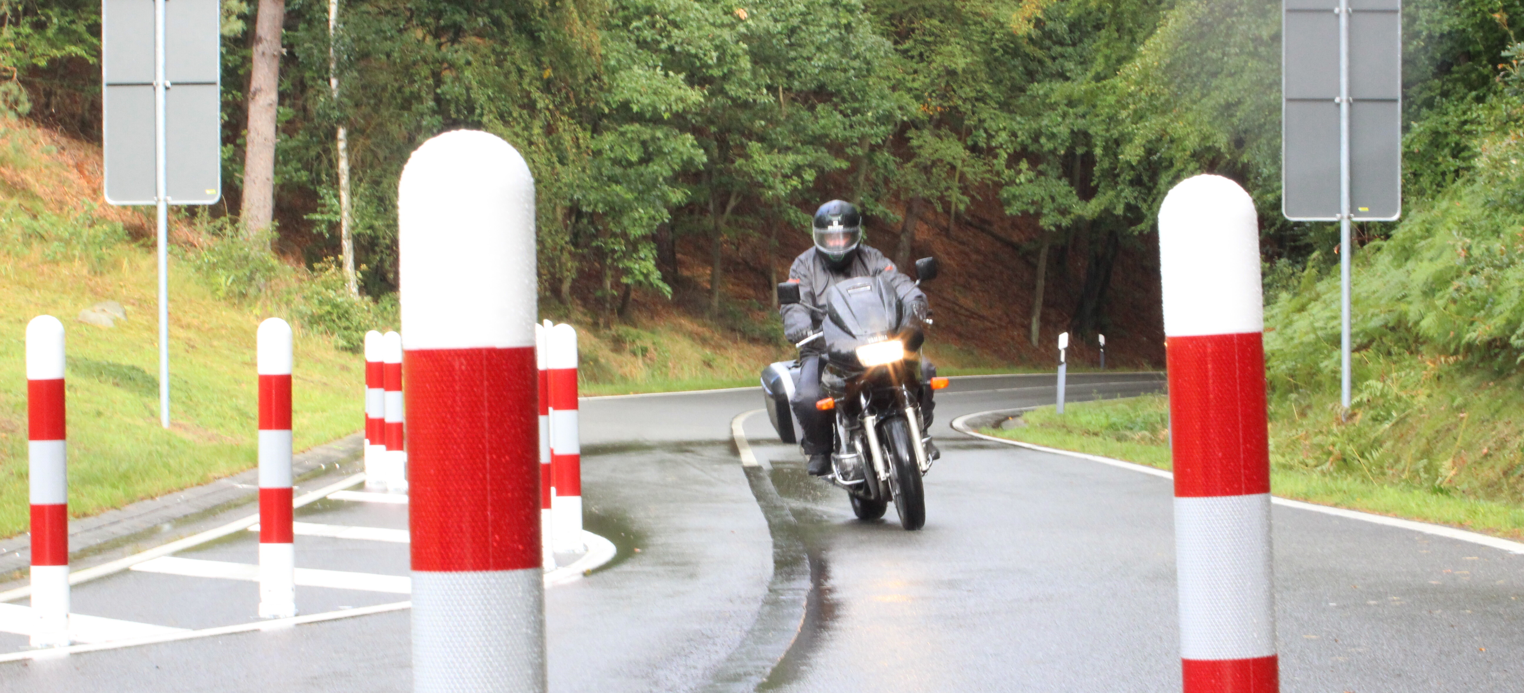 Nahaufnahme: Jemand füllt mit einem Kugelschreiber einen Antrag aus.
