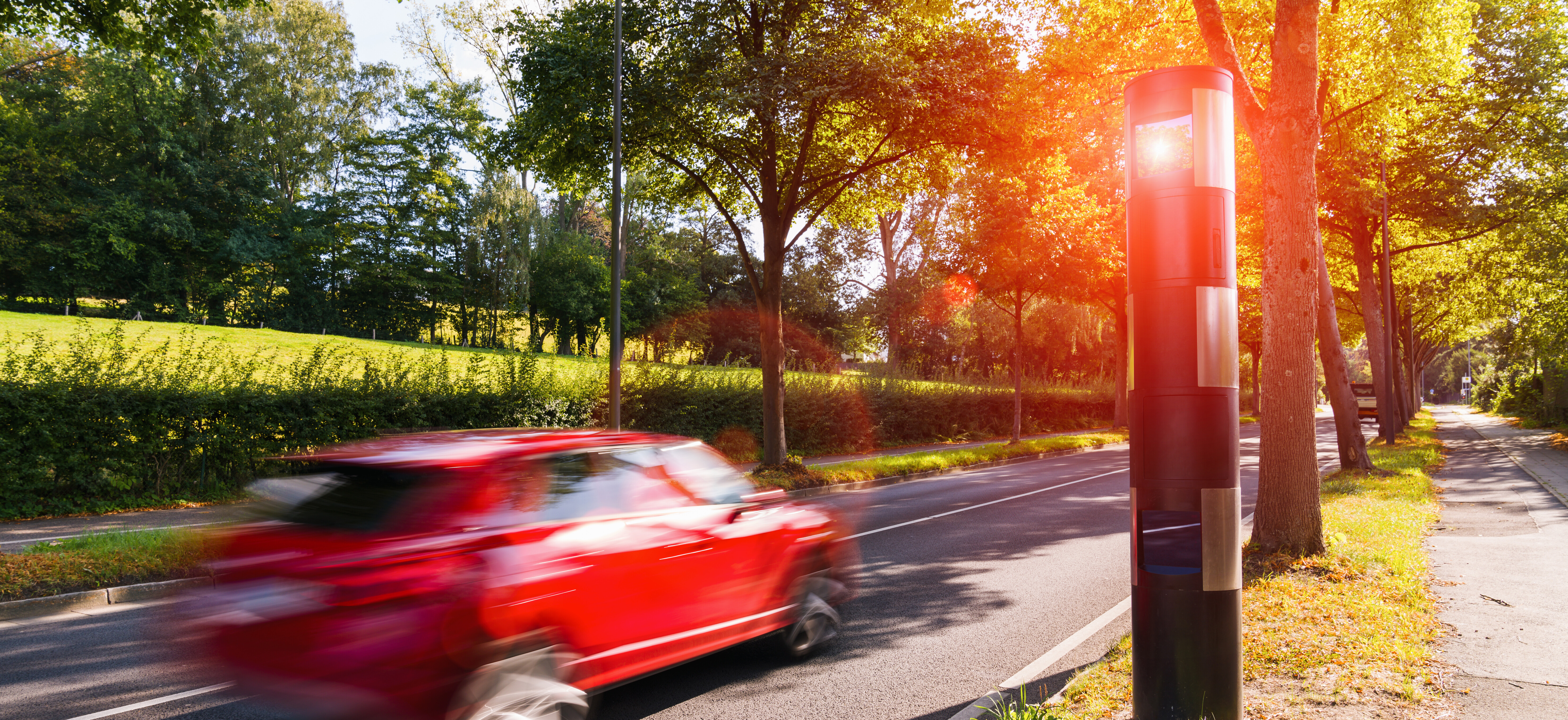 Ein schnelles Auto wird geblitzt.