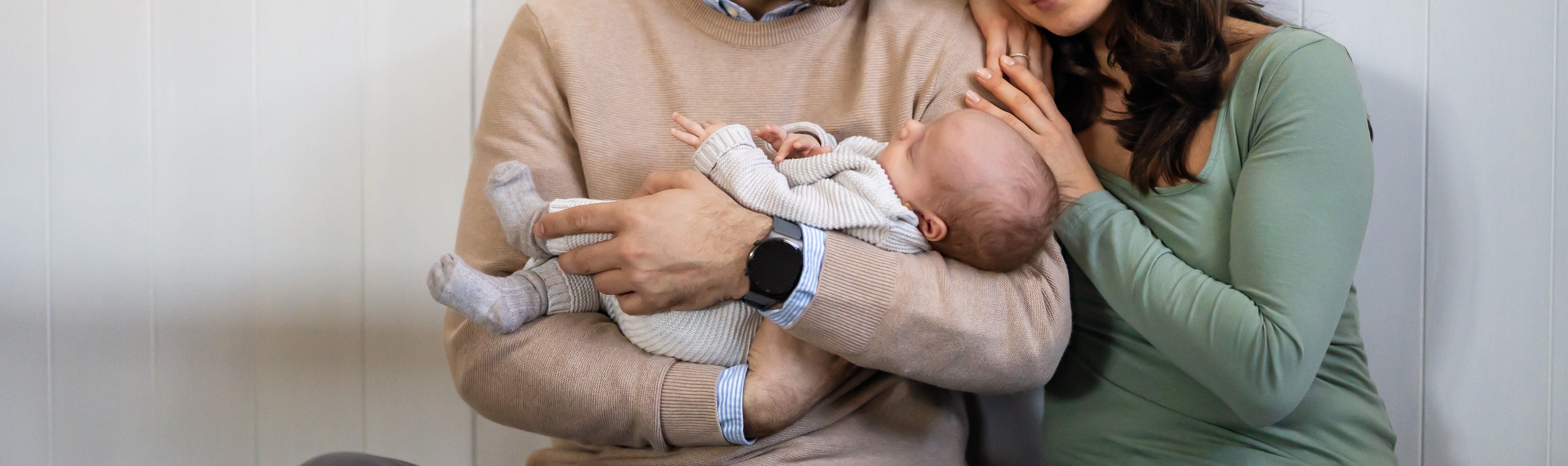 Ein kleines Kind sitzt am Tisch und isst etwas