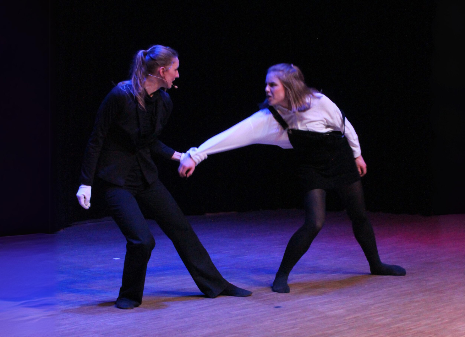 Duett aus dem Musical „Elisabeth“: Kaiserin „Sissi“, gespielt von Johanna Graeber, tanzt mit dem Tod (Ninja Müller) (Bild: Landkreis Lüneburg)