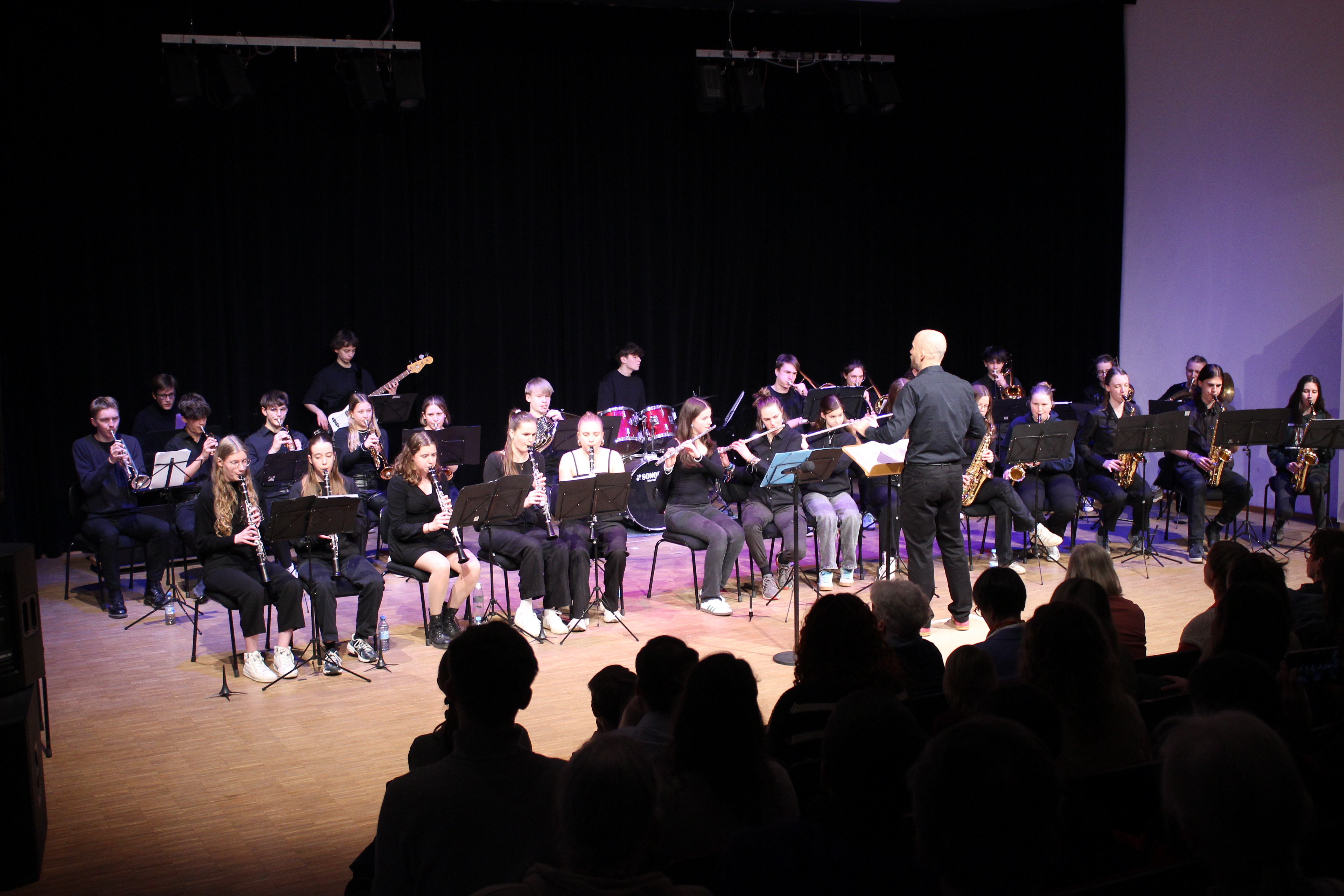 Das Blasorchester präsentierte unter anderem Stücke von Muse, U2 und zum Abschluss auch eine Neubearbeitung der Toccata und Fuge in d-Moll von Johann Sebastian Bach (Bild: Landkreis Lüneburg)