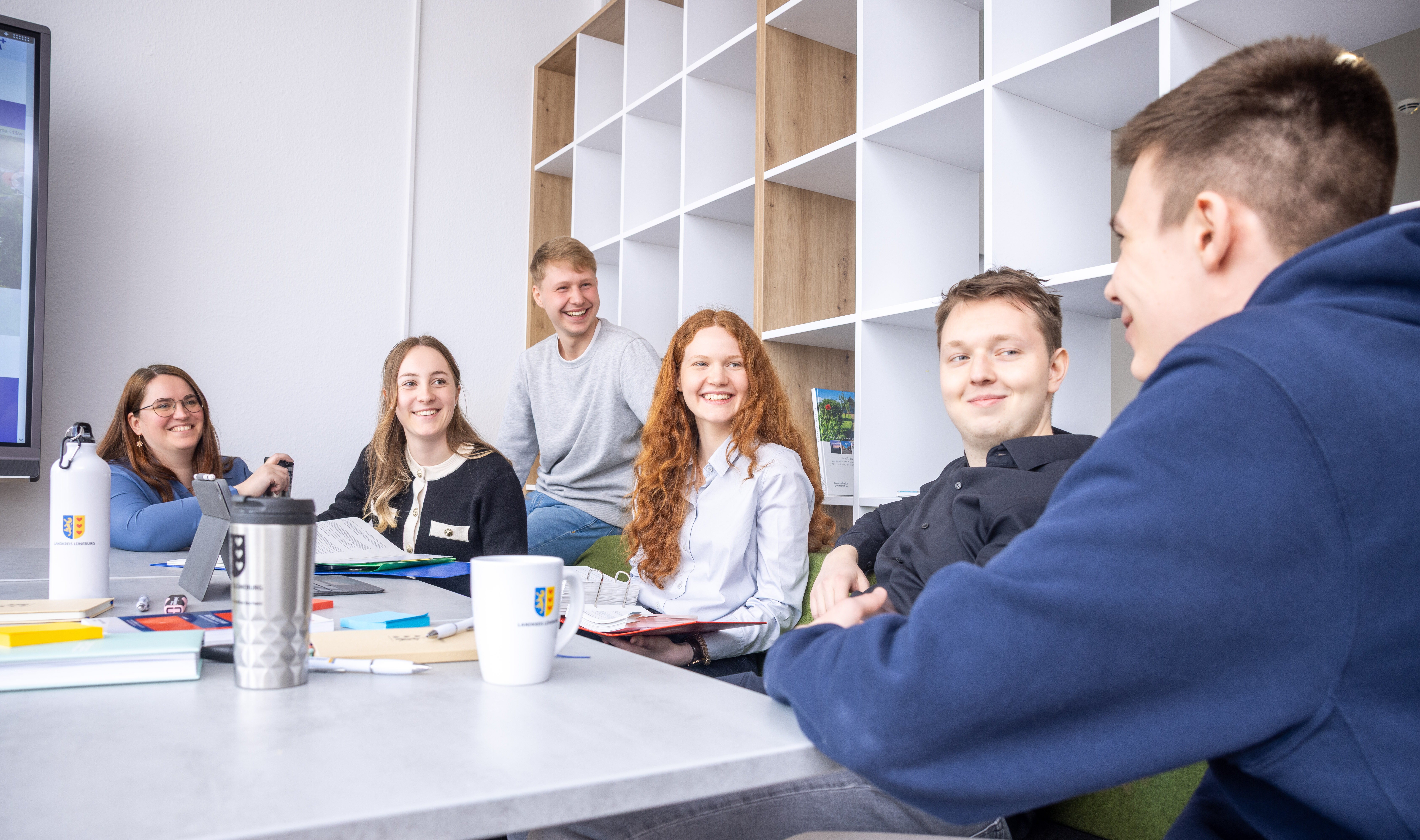 Gruppenfoto: Sechs Azubis besprechen sich in der Kreisverwaltung