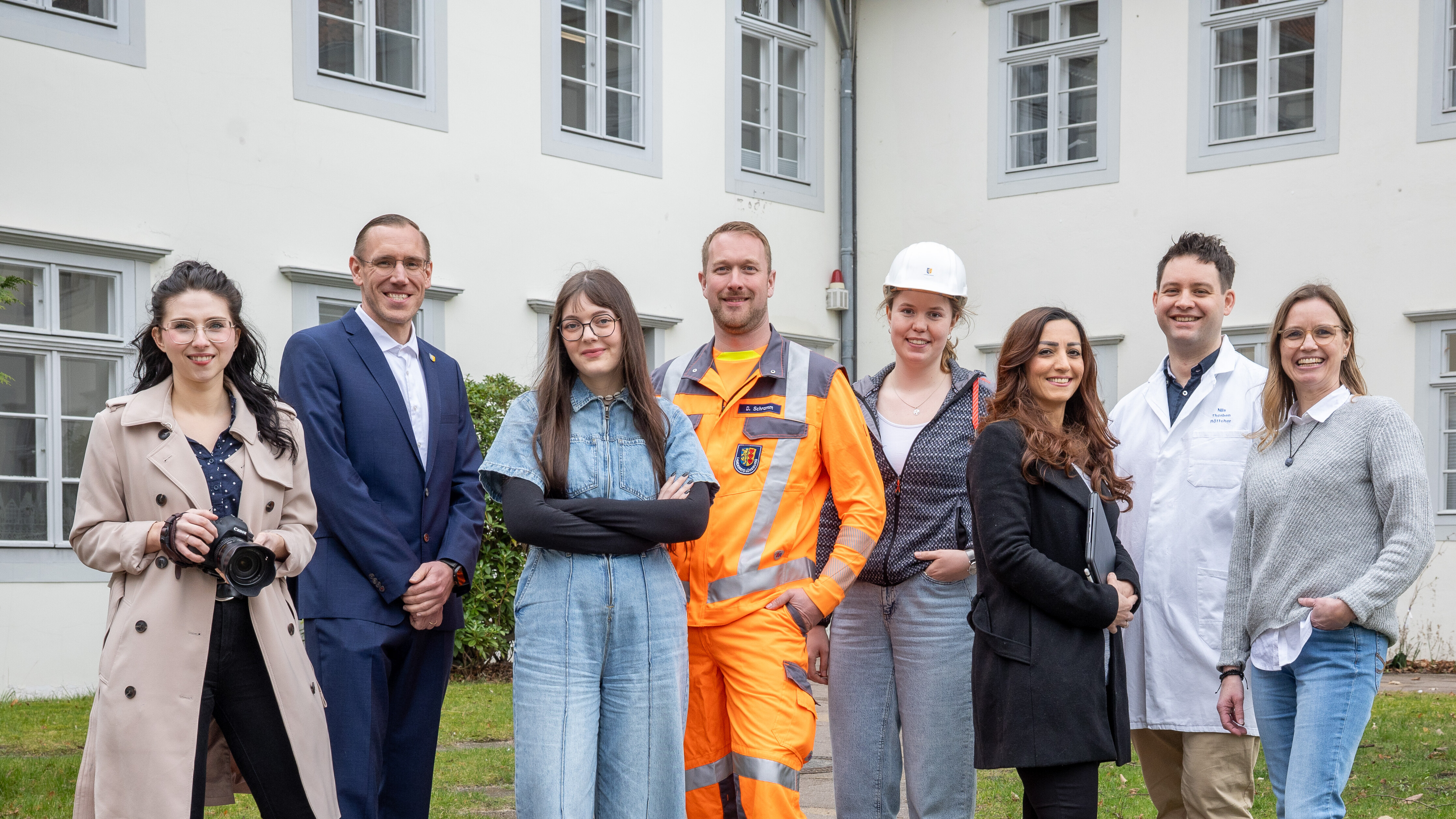 Mitarbeitergruppe draußen vor der Kreisverwaltung Lüneburg