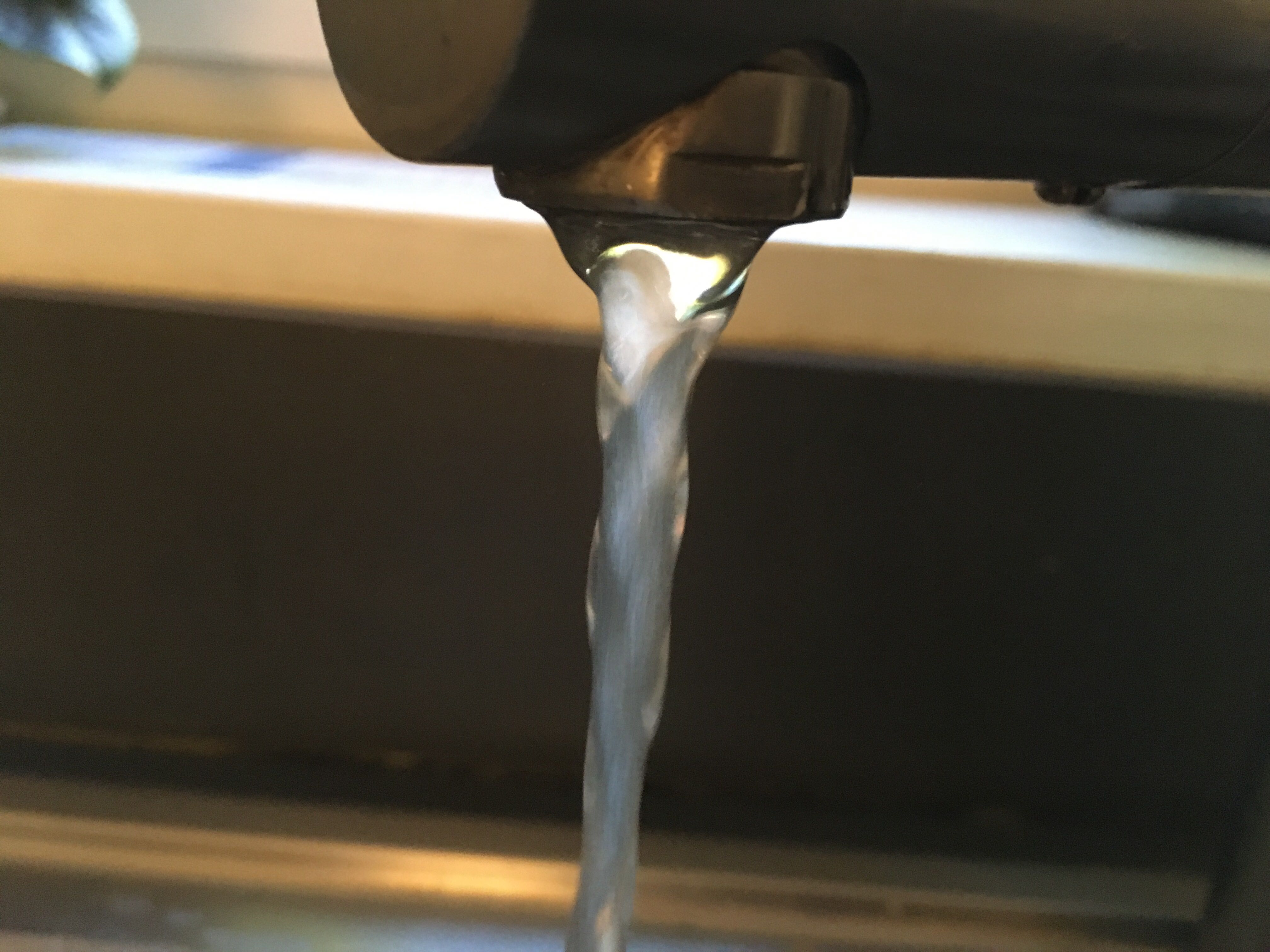 Wasser aus einem Wasserhahn.