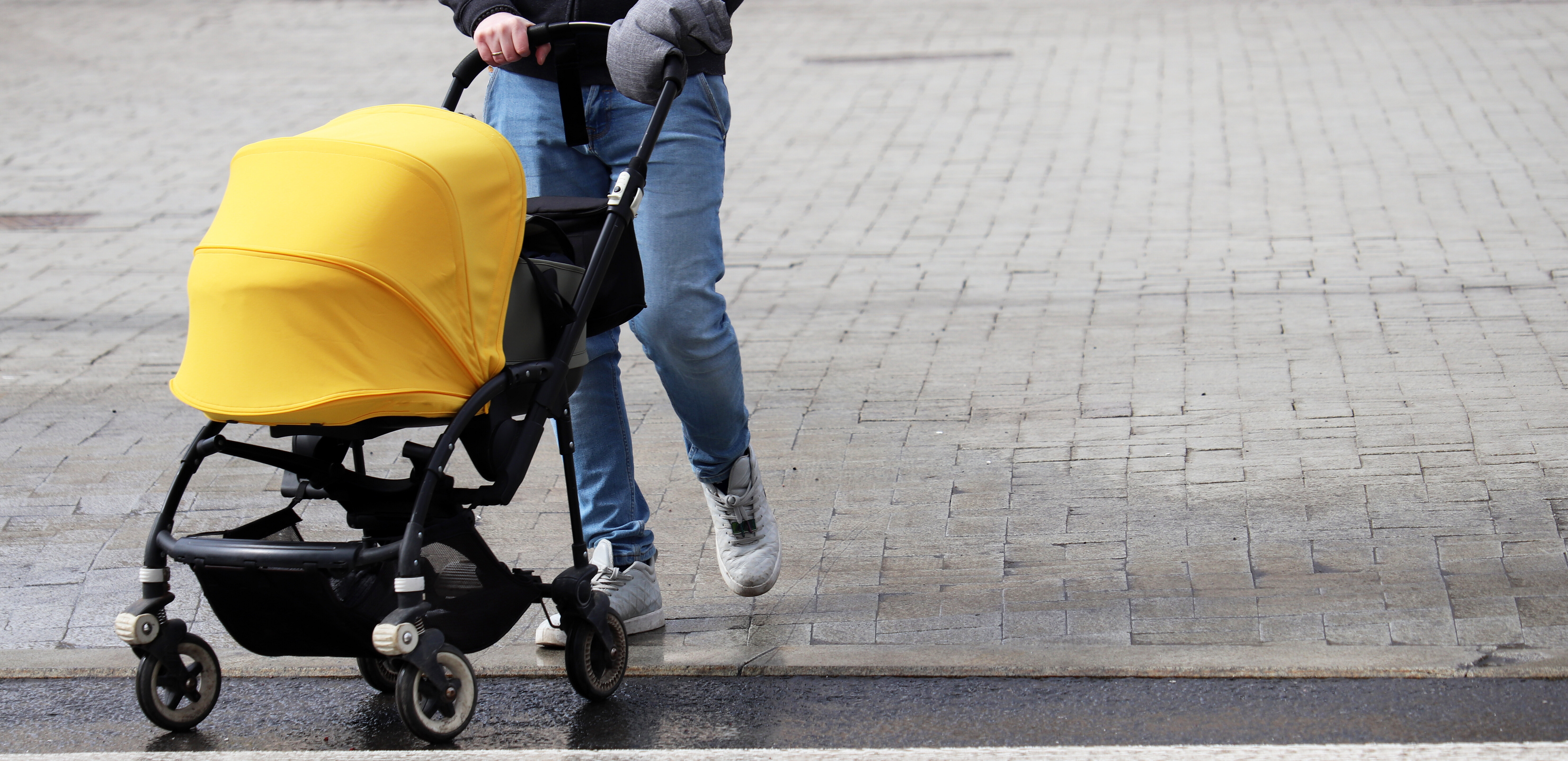 Ein kleines Kind steht auf einer Sommerwiese.pielzeugpuzzles.