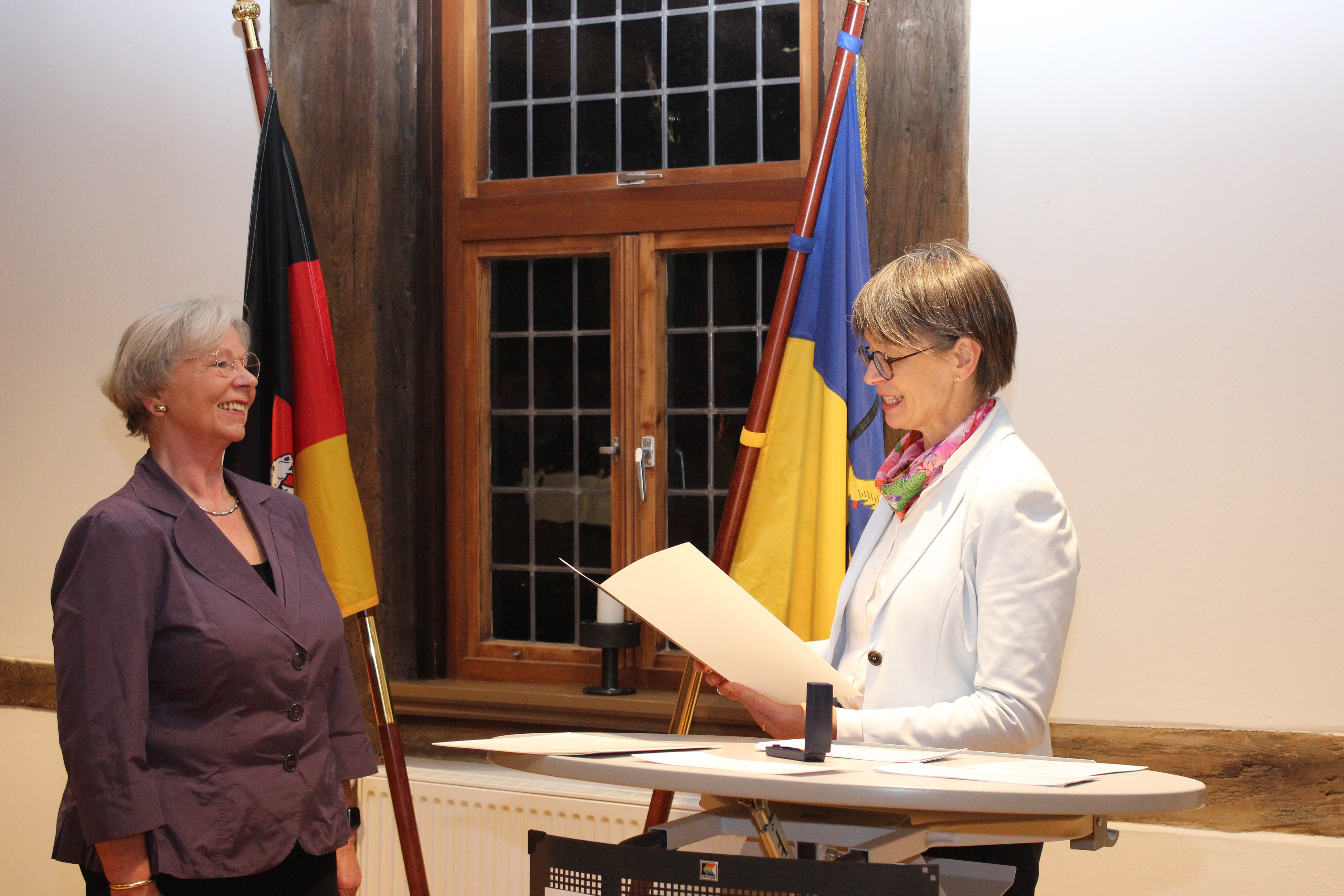 Christiane Scholl wurde für ihr langjähriges Engagement im Kriminalpräventionsrat ausgezeichnet. (Bild: Landkreis Lüneburg)