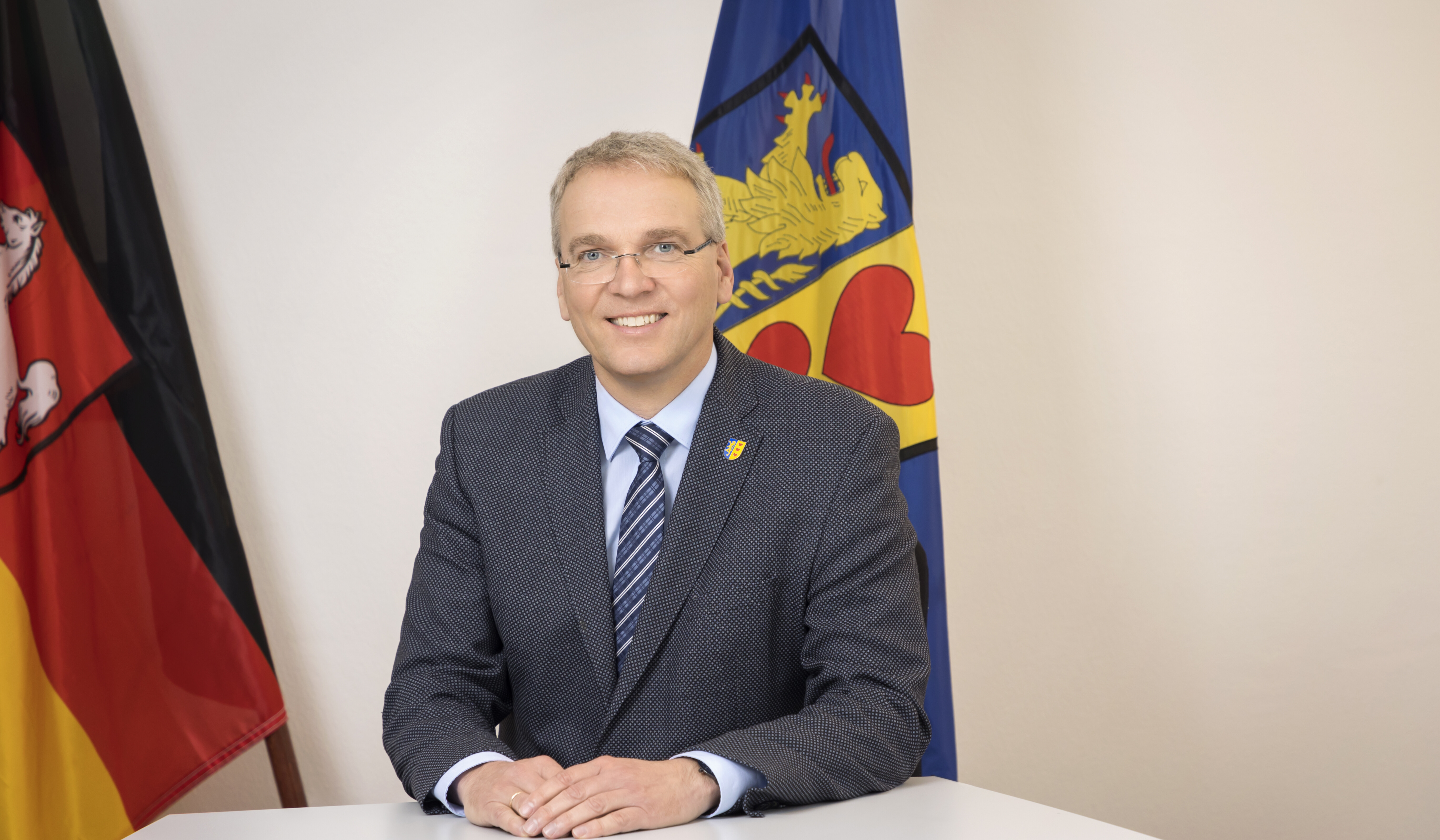 Portraitaufnahme von Landrat Jens Böther.