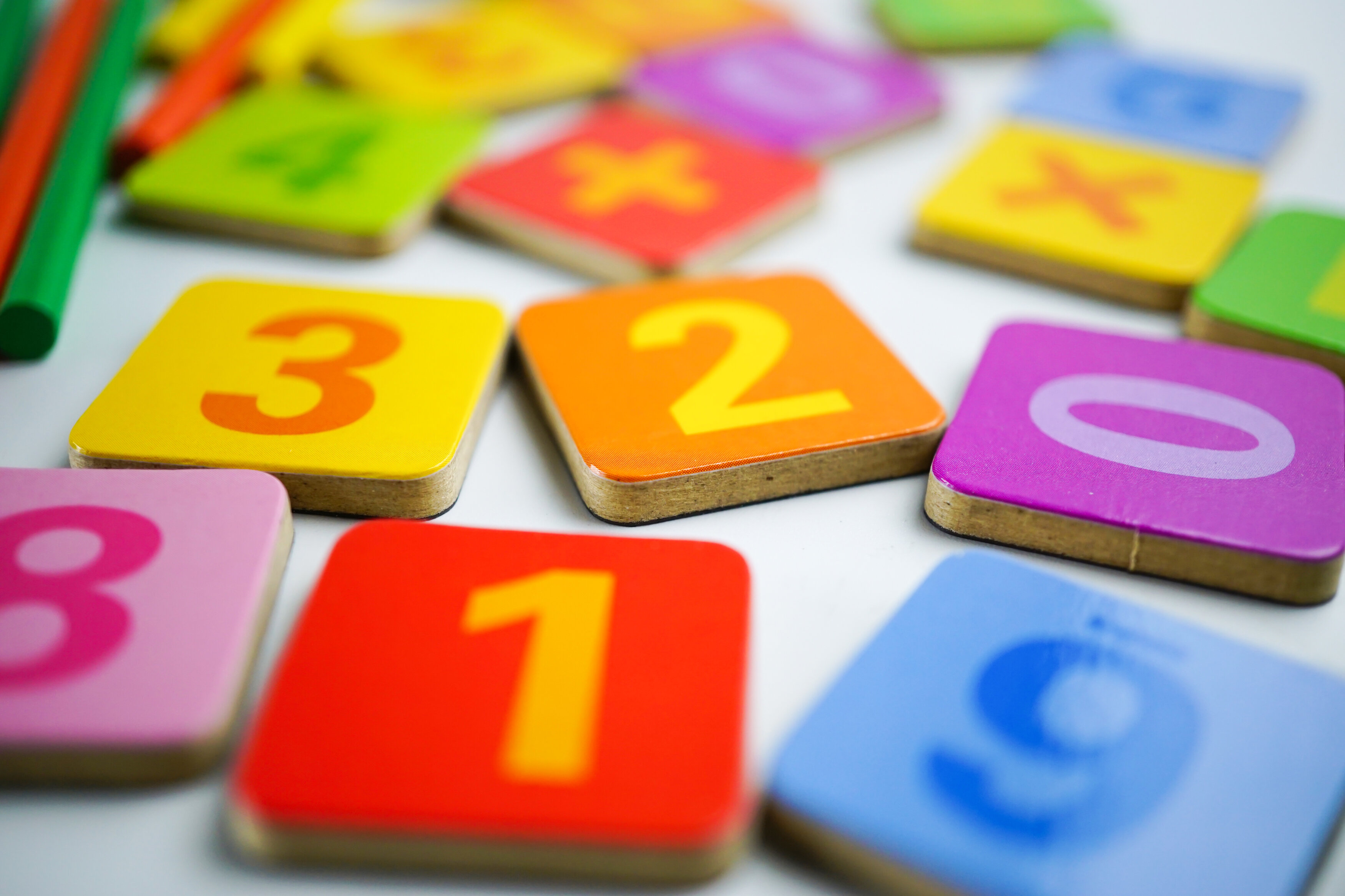 Bunte Karten mit Zahlen von 0 bis 9.