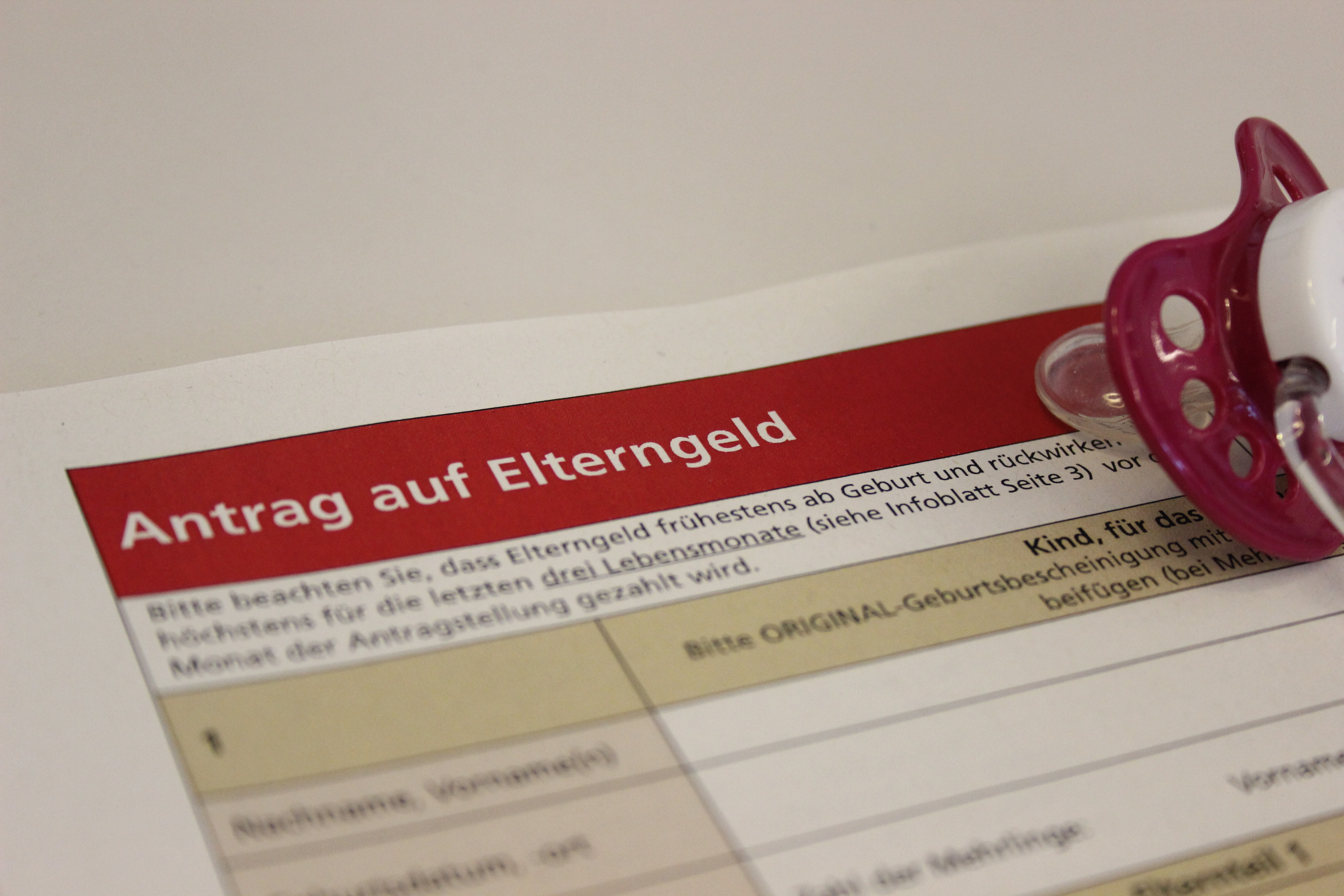 Ein ausgedruckter Elterngeld-Antrag mit einem Kugelschreiber.