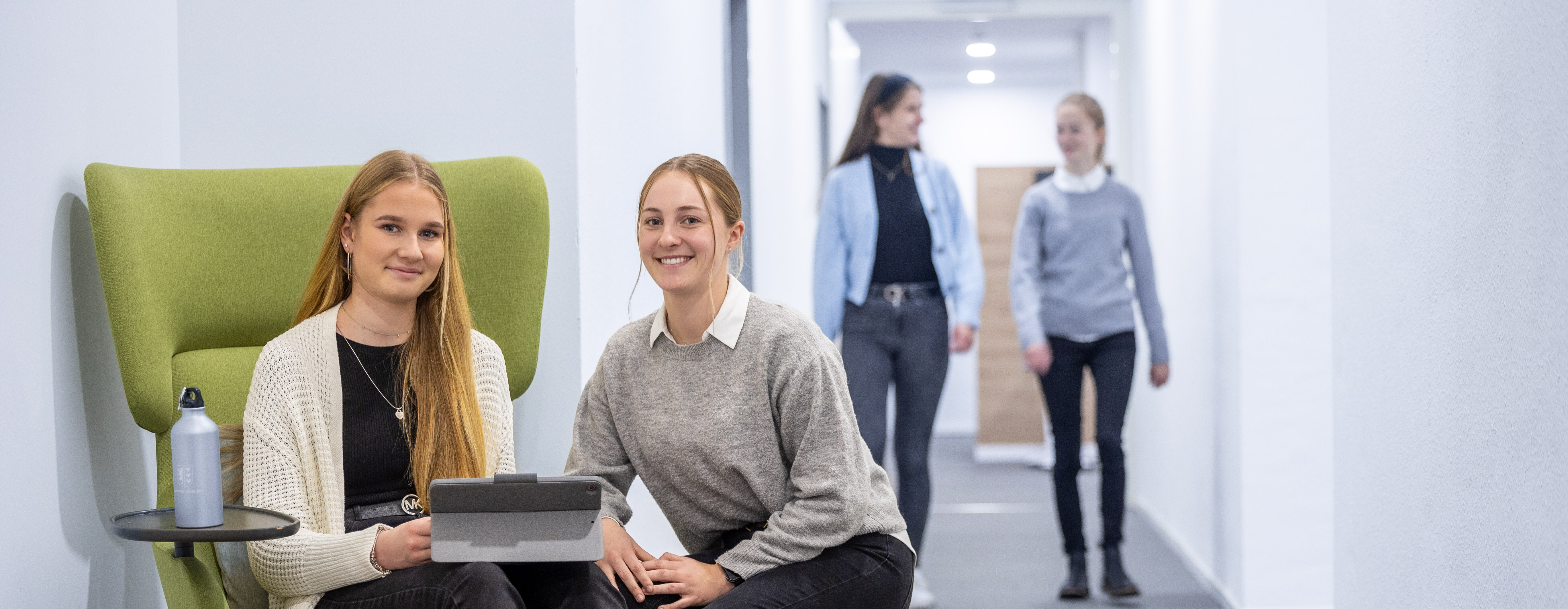 Vier Personen im Flur des Landkreises Lüneburg