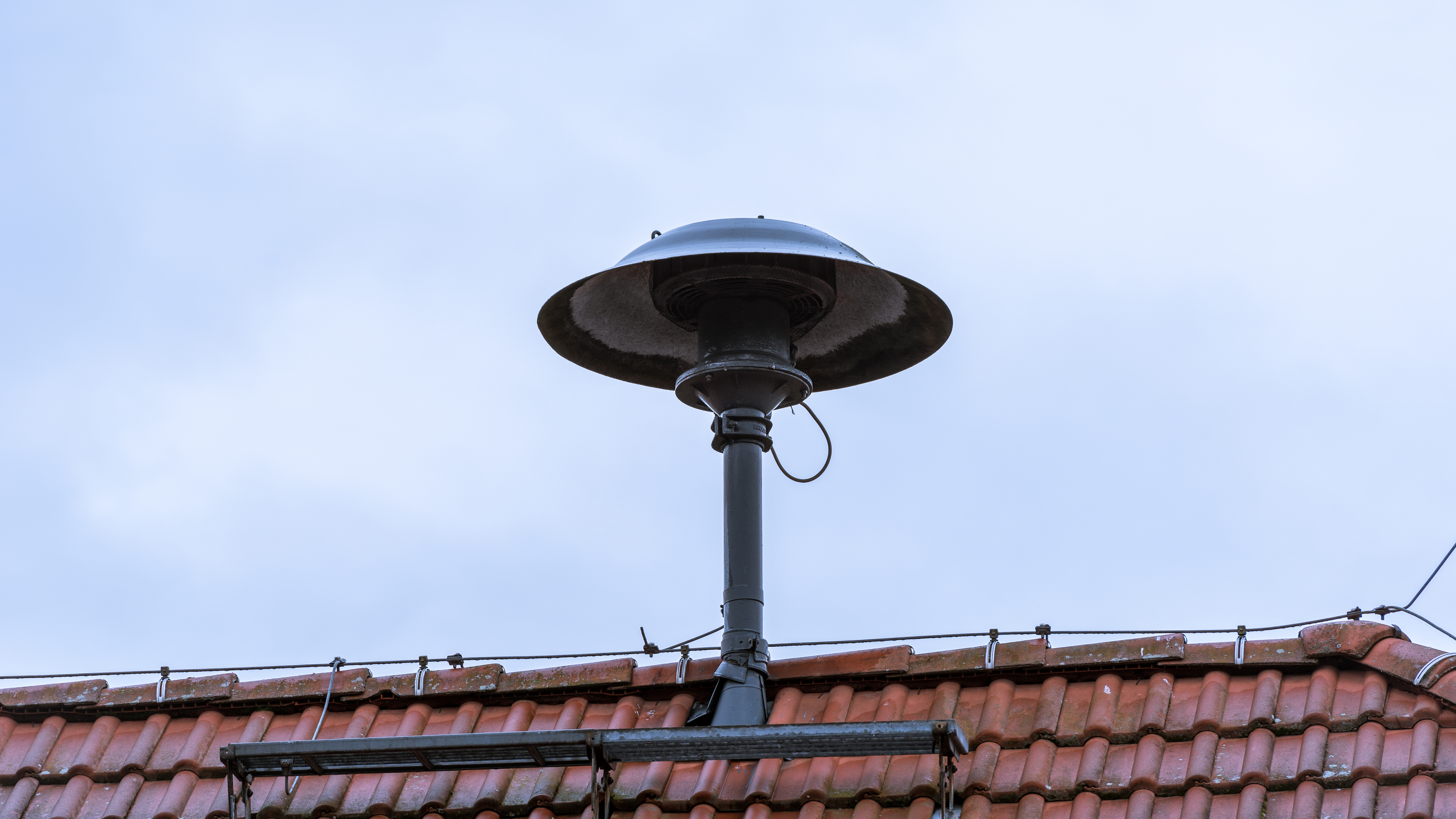 Eine Sirene auf dem Dach.