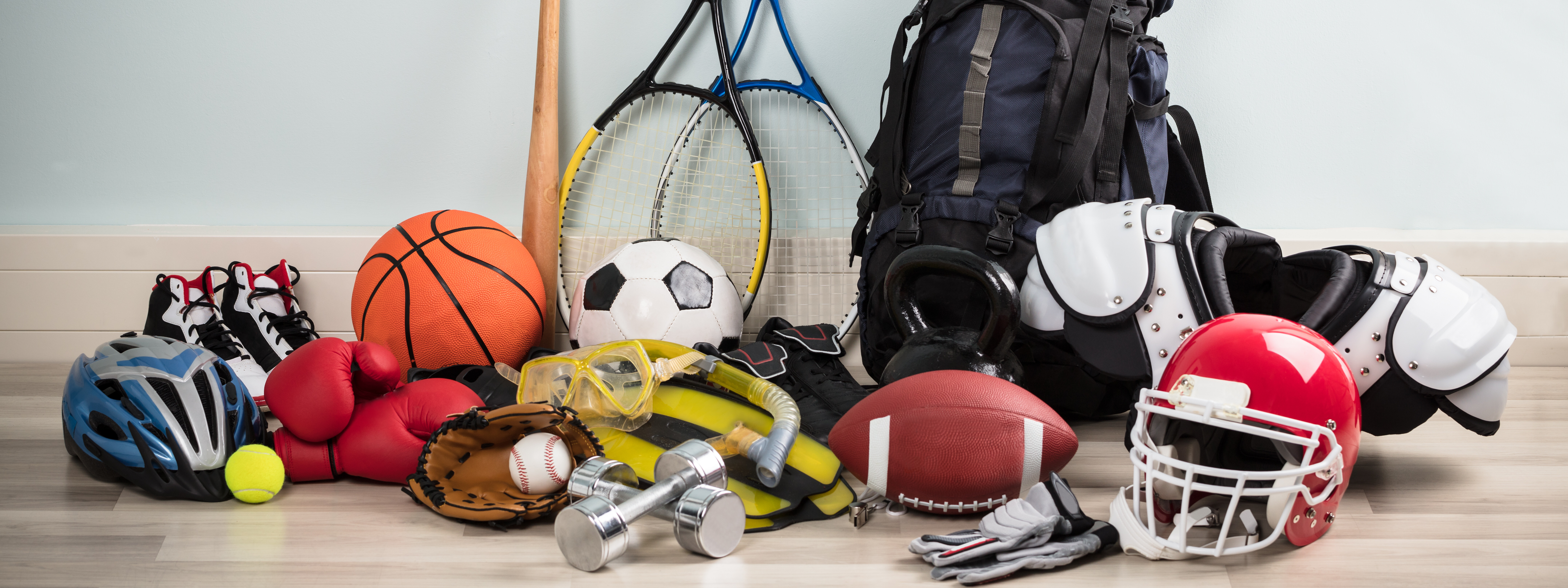 Zahlreiche Sportbälle für Tennis, Baseball, Fußball und Basketball.