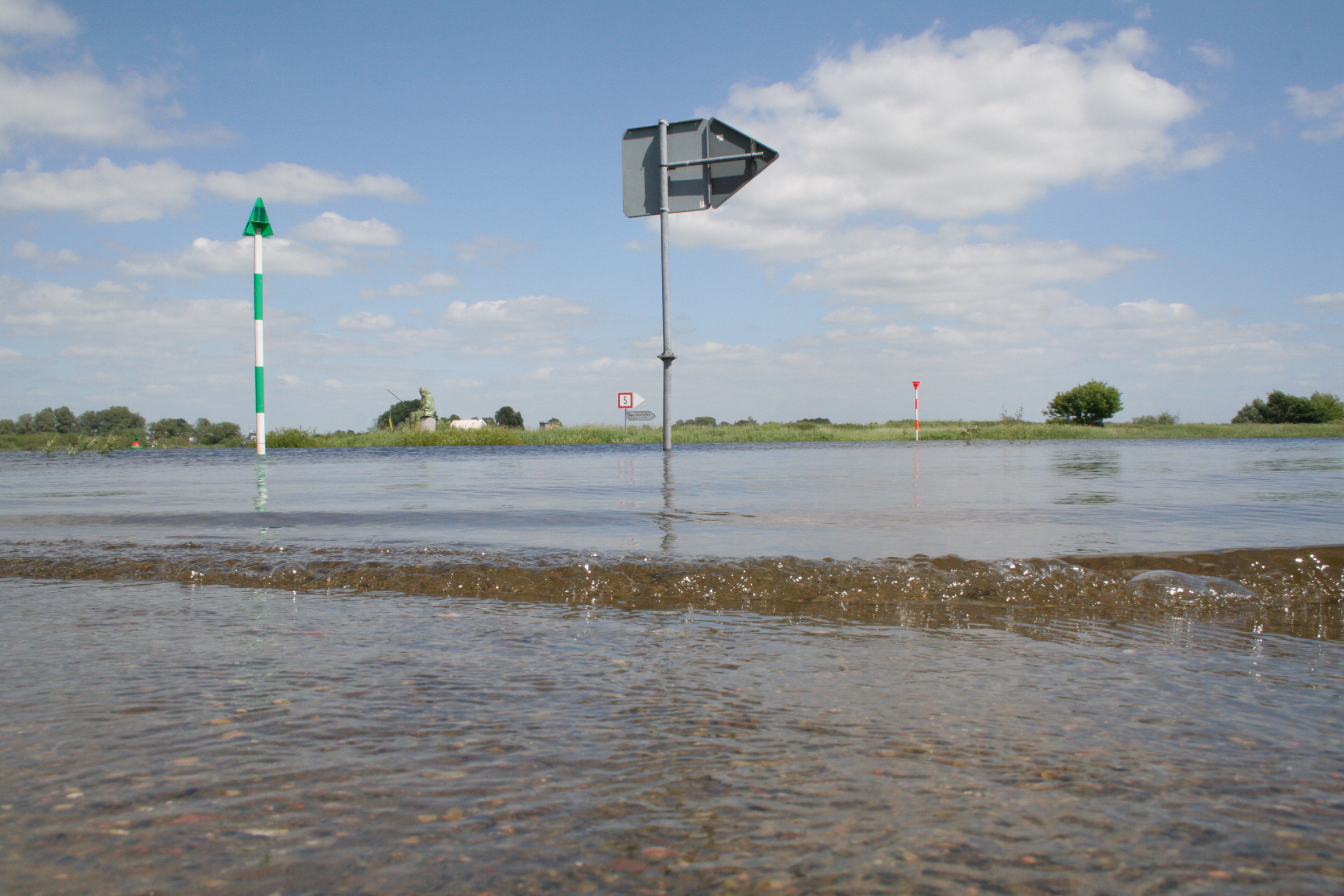 Die Elbe bei Hochwasser. Der Deich wird durch viele Sandsäcke verstärkt.