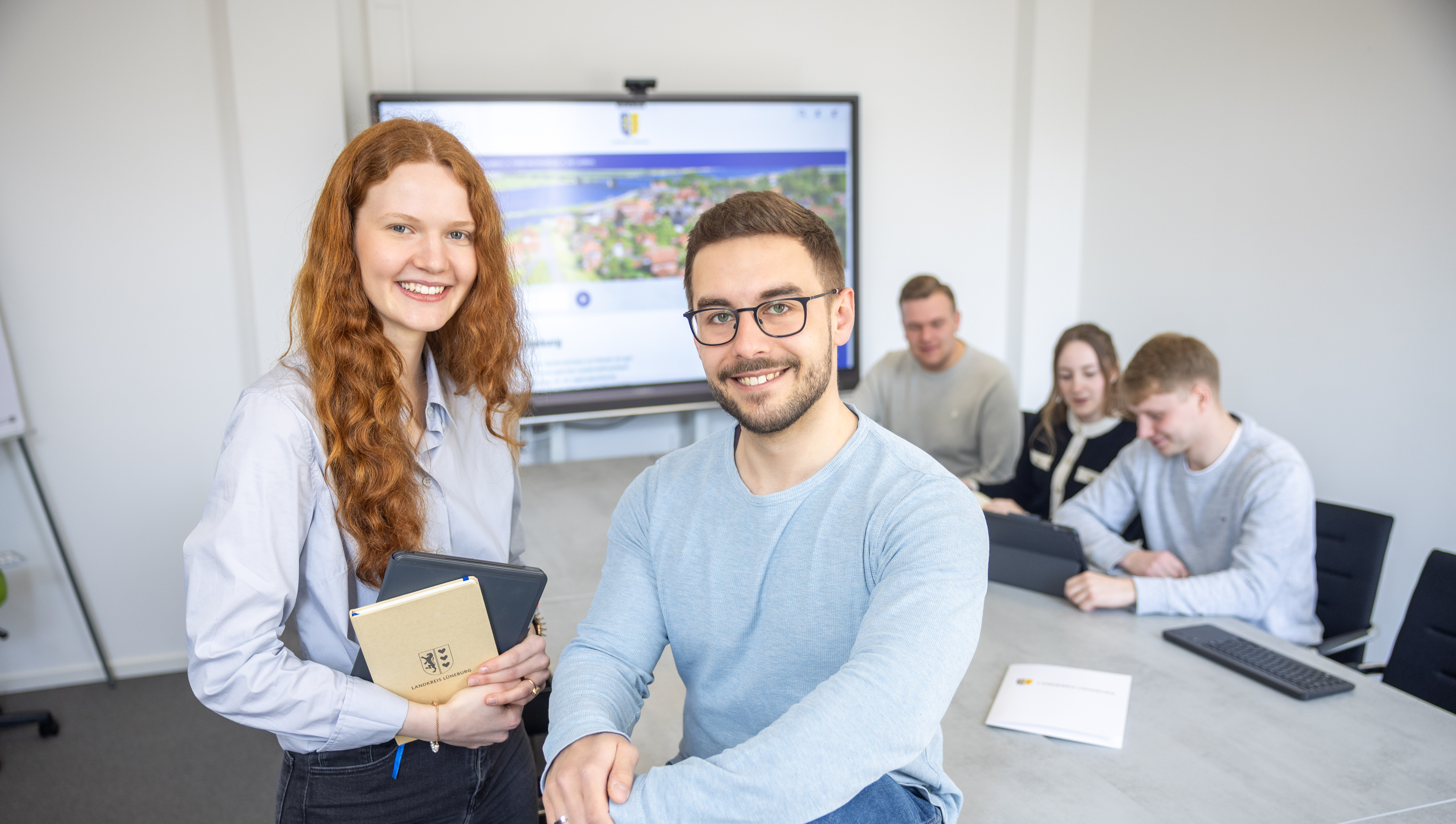 Gruppenfoto: Auszubildende nehmen gemeinsam an einer Fortbildung teil.