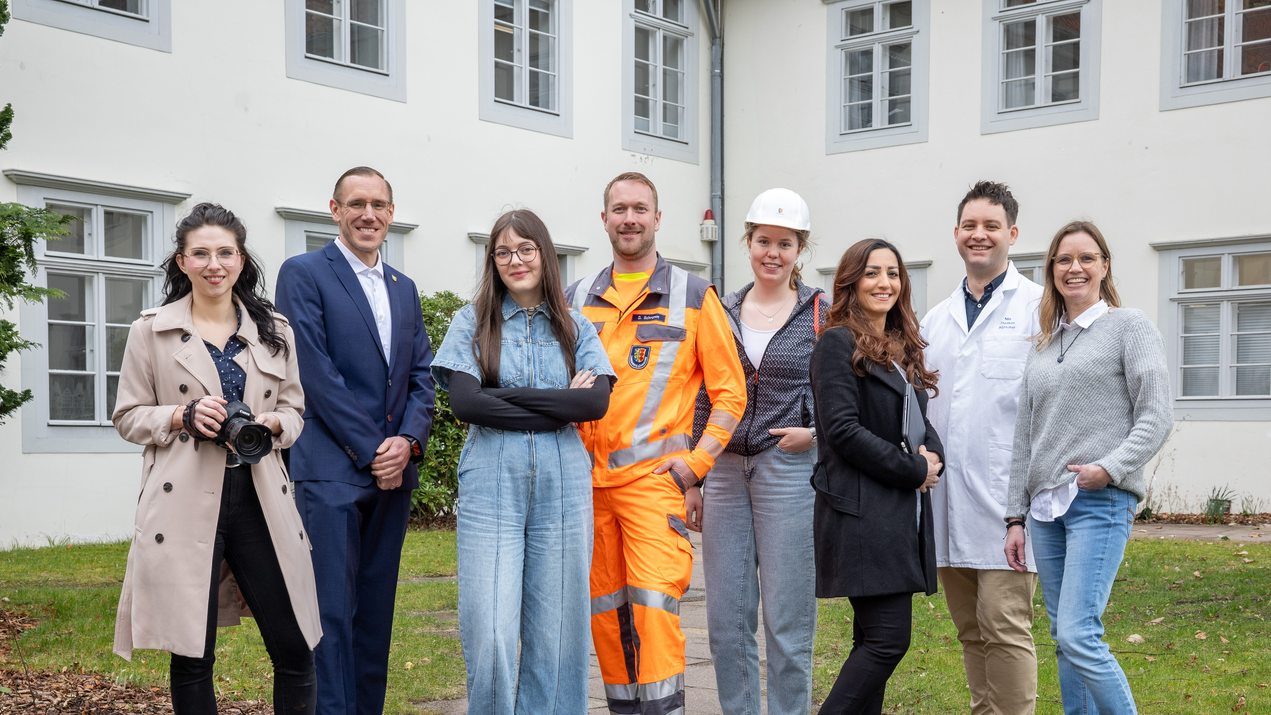 Mitarbeitergruppe draußen vor der Kreisverwaltung Lüneburg