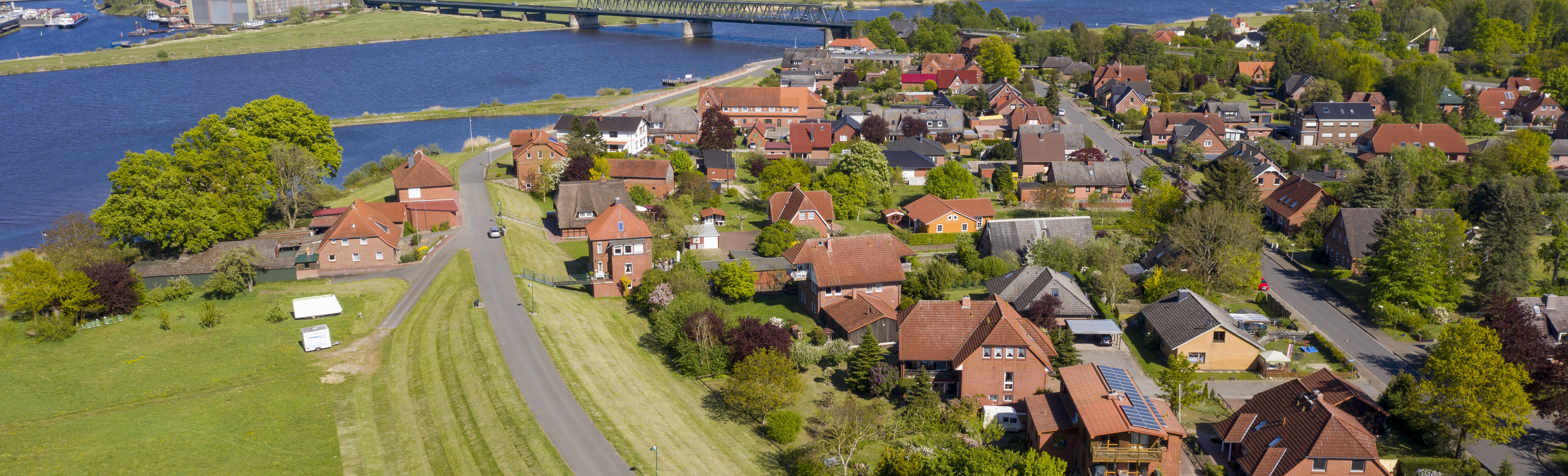 Vogelperspektive der Elbe in Richtung Lauenburg.