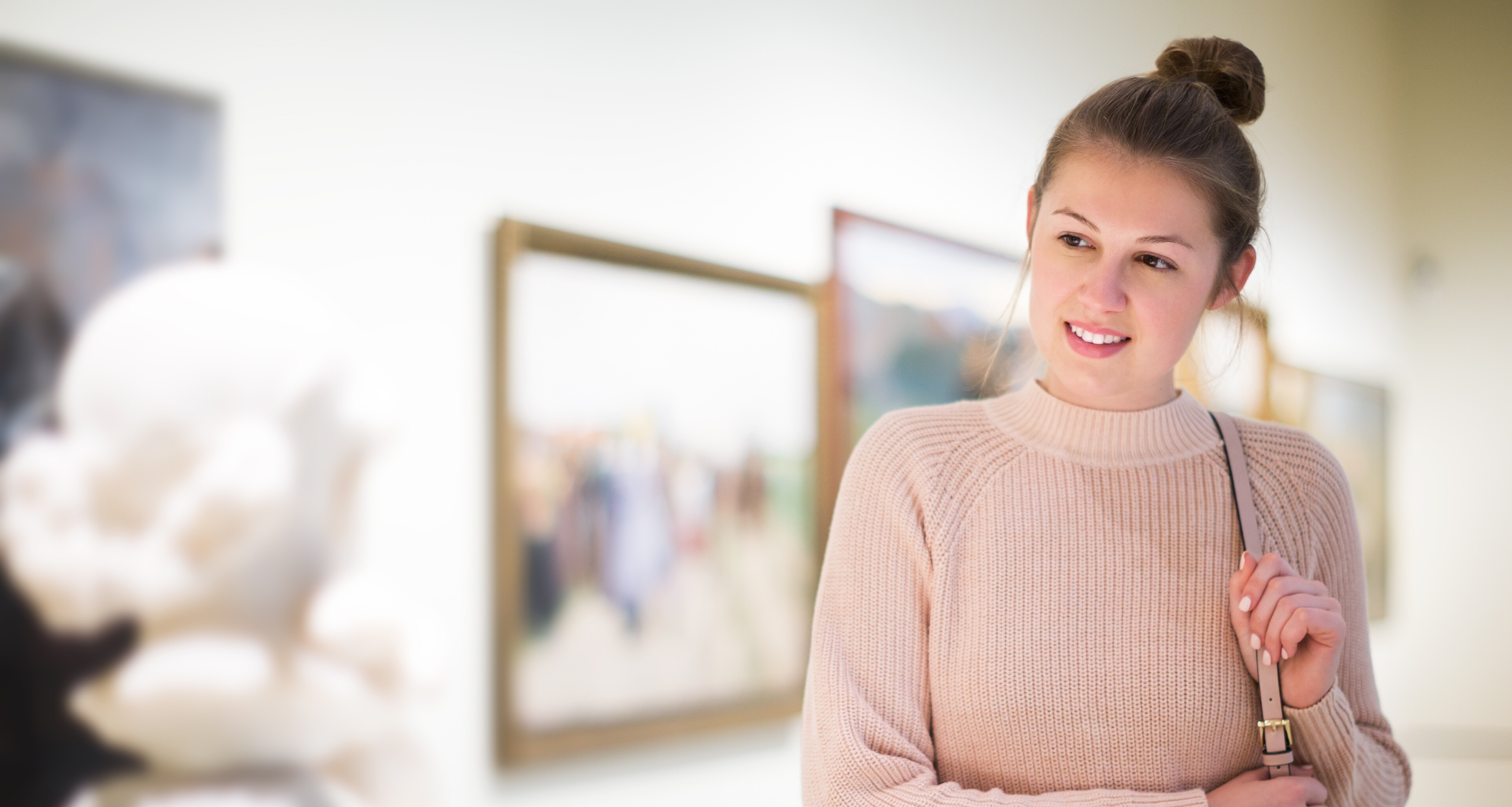 Besucherin einer Ausstellung.