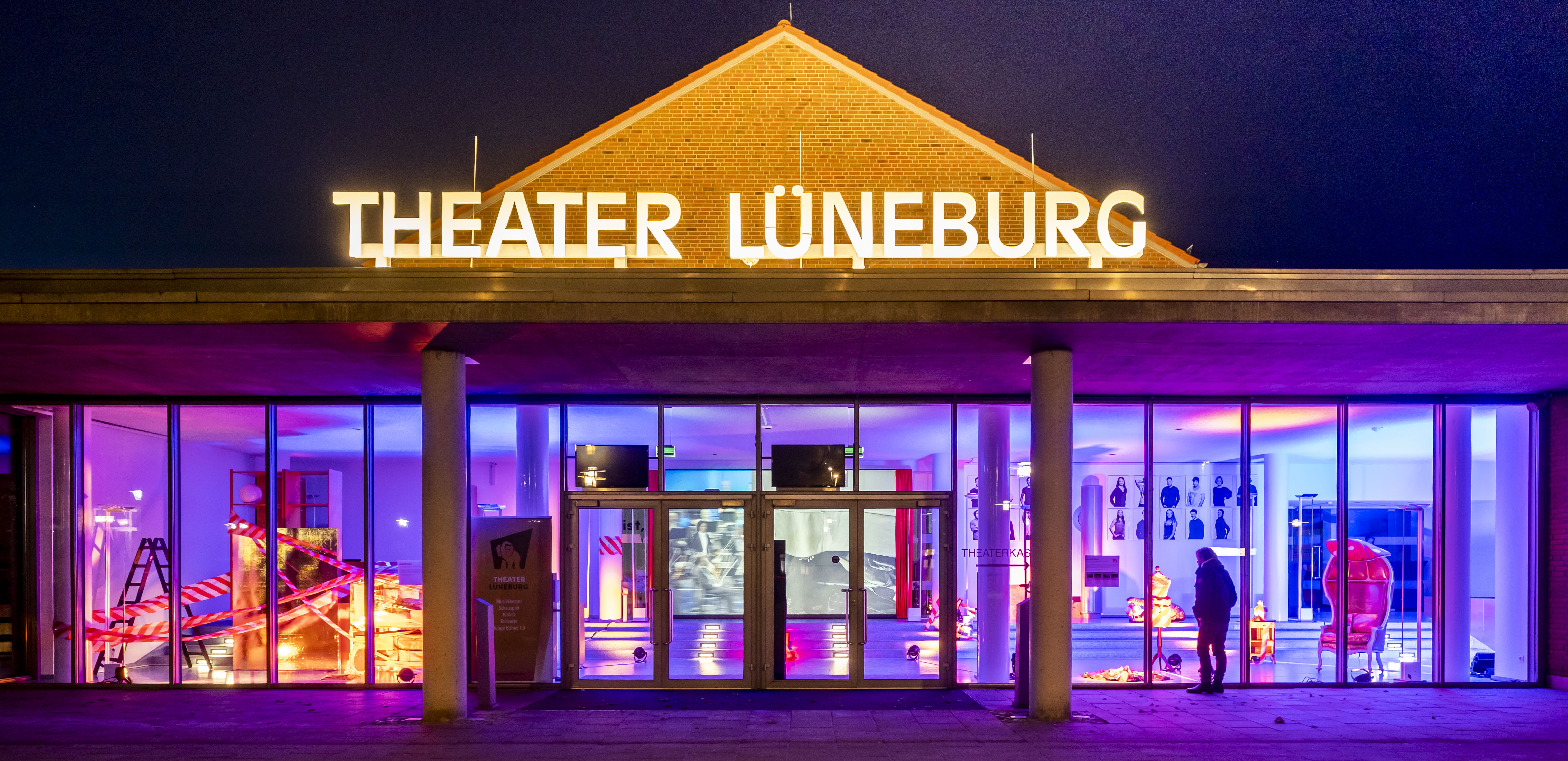 Abendaufnahme des beleuchteten Theaters Lüneburg.