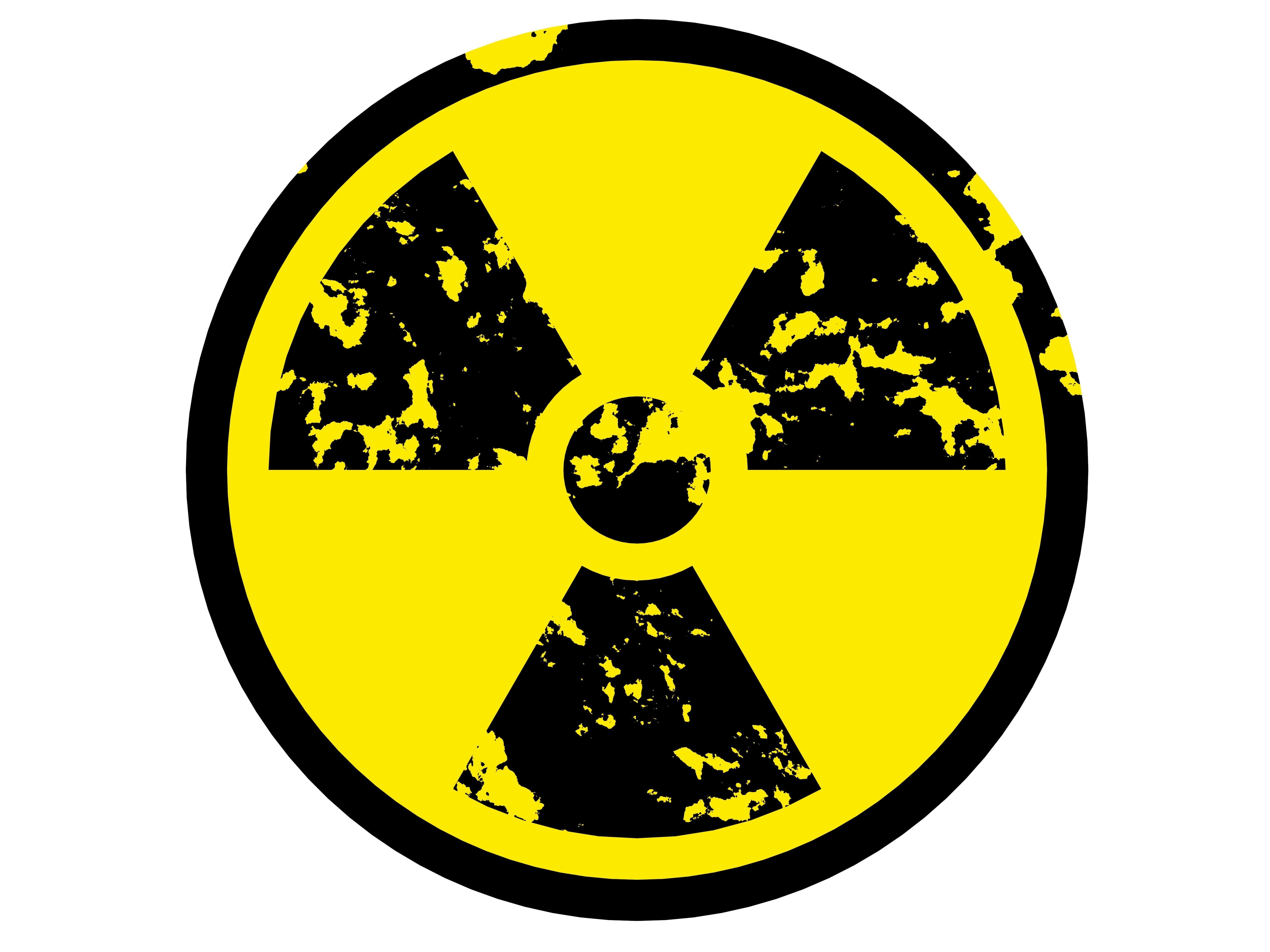 Rostige gelbe Atommüllfässer liegen chaotisch gestapelt aufeinander.