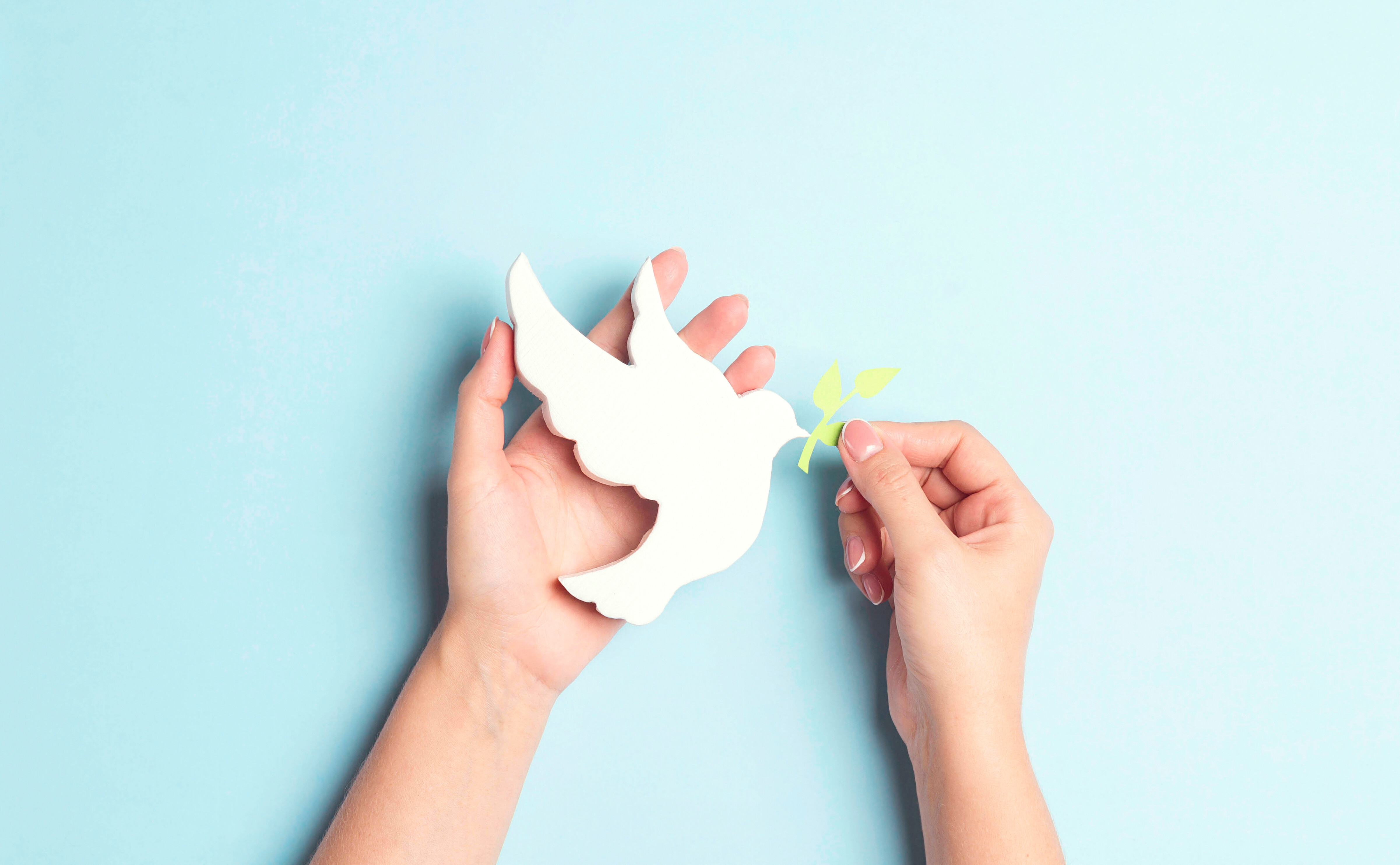 Ein Mann hält eine leuchtende Glühbirne in der Hand.