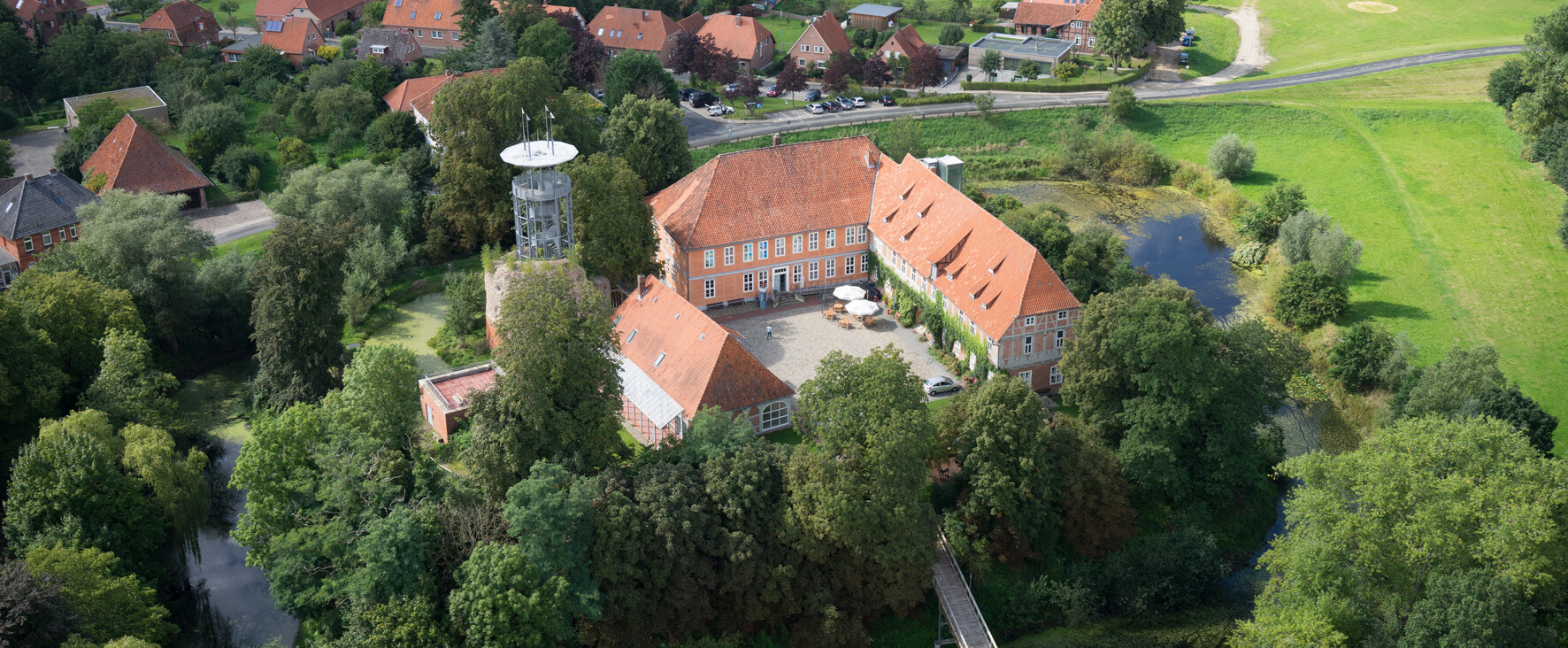 Besucher einer Ausstellung.