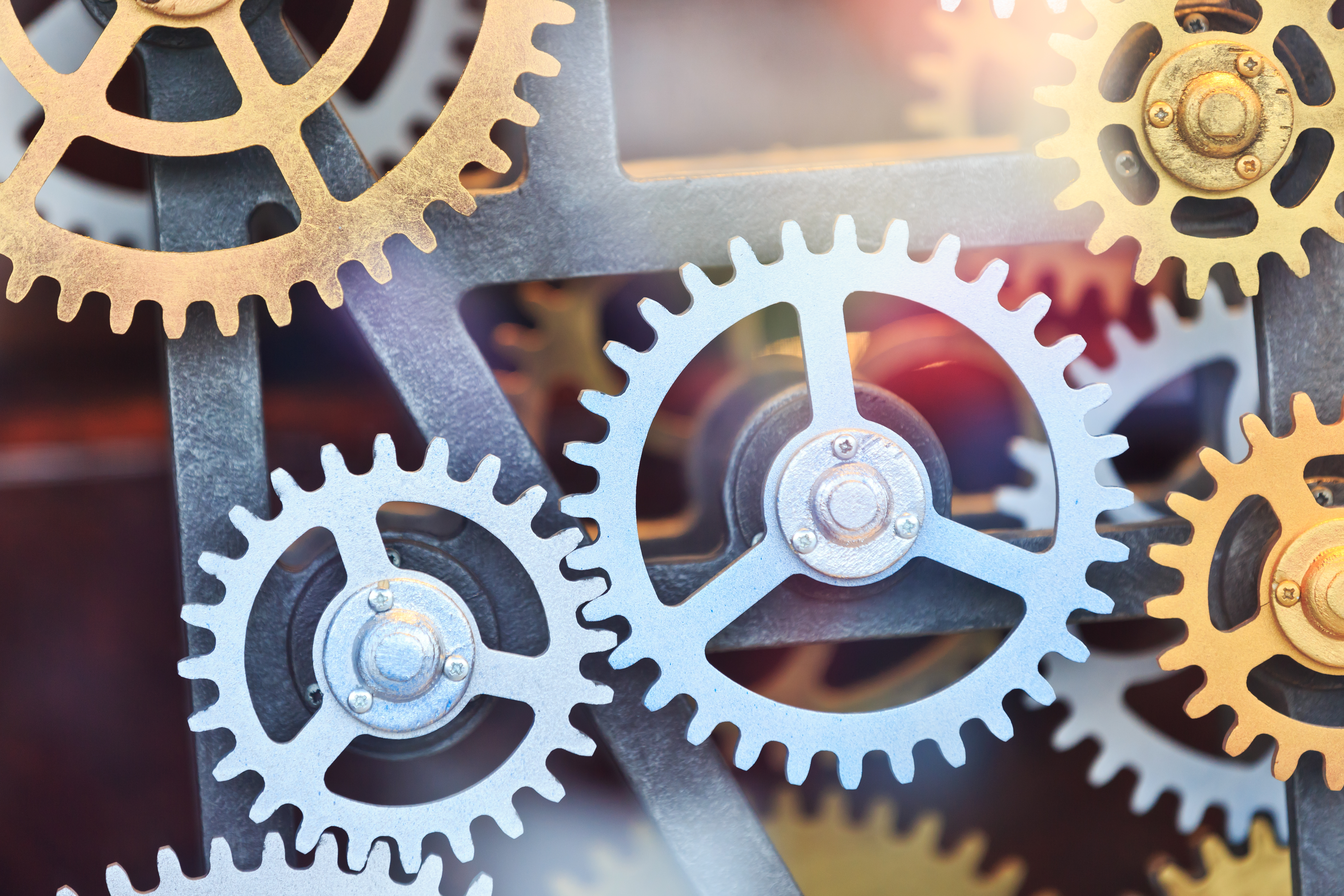 Die Zahnräder einer Maschine funktionieren gemeinsam einwandfrei.