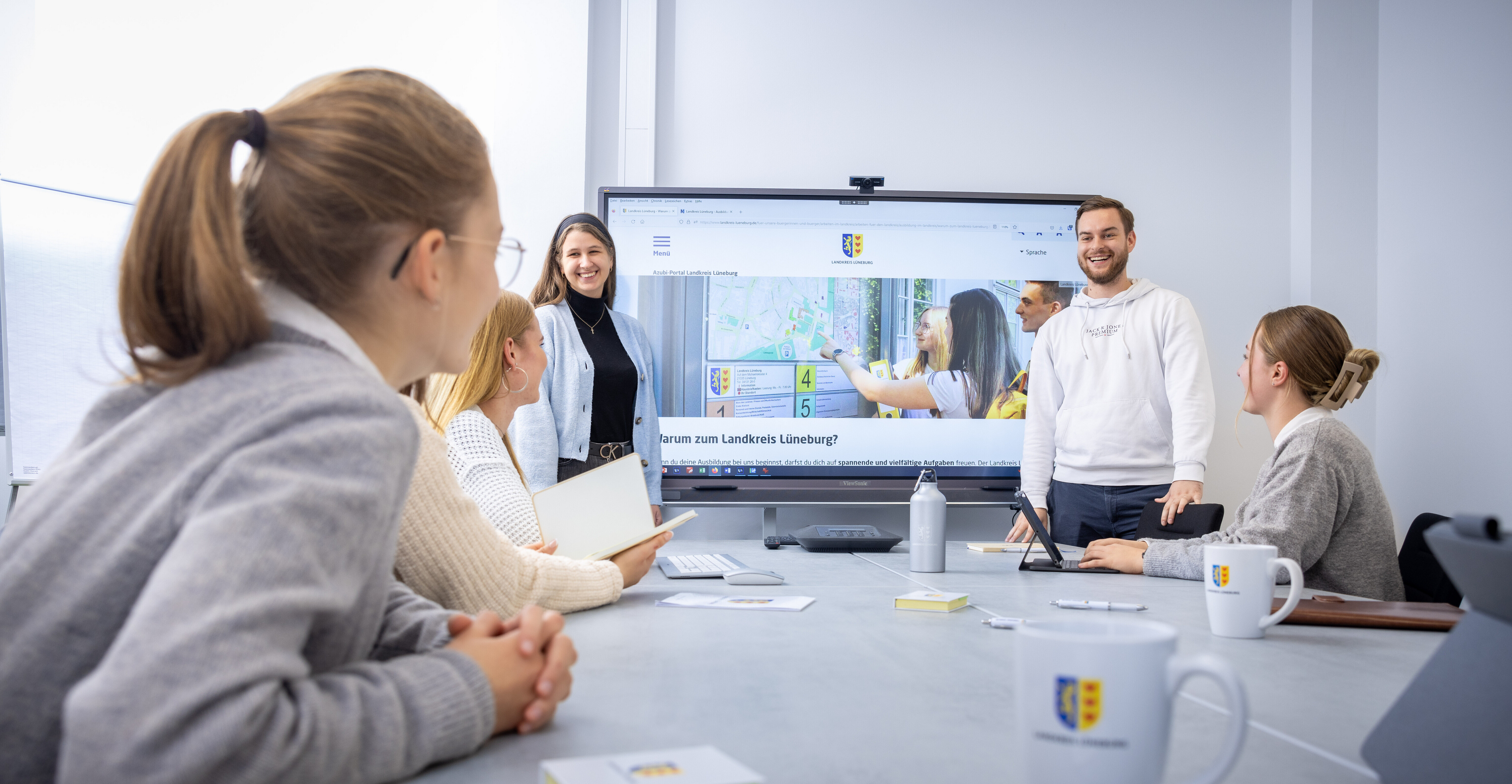 Gruppenfoto von sechs Azubis des Landkreises Lüneburg.