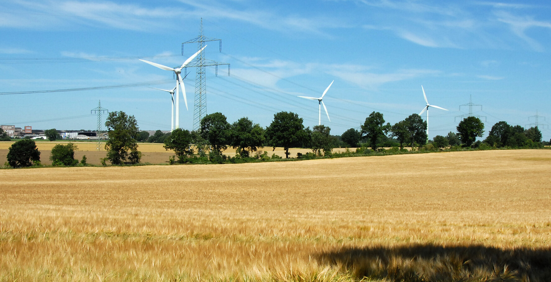 Landschaft mit Windrädern