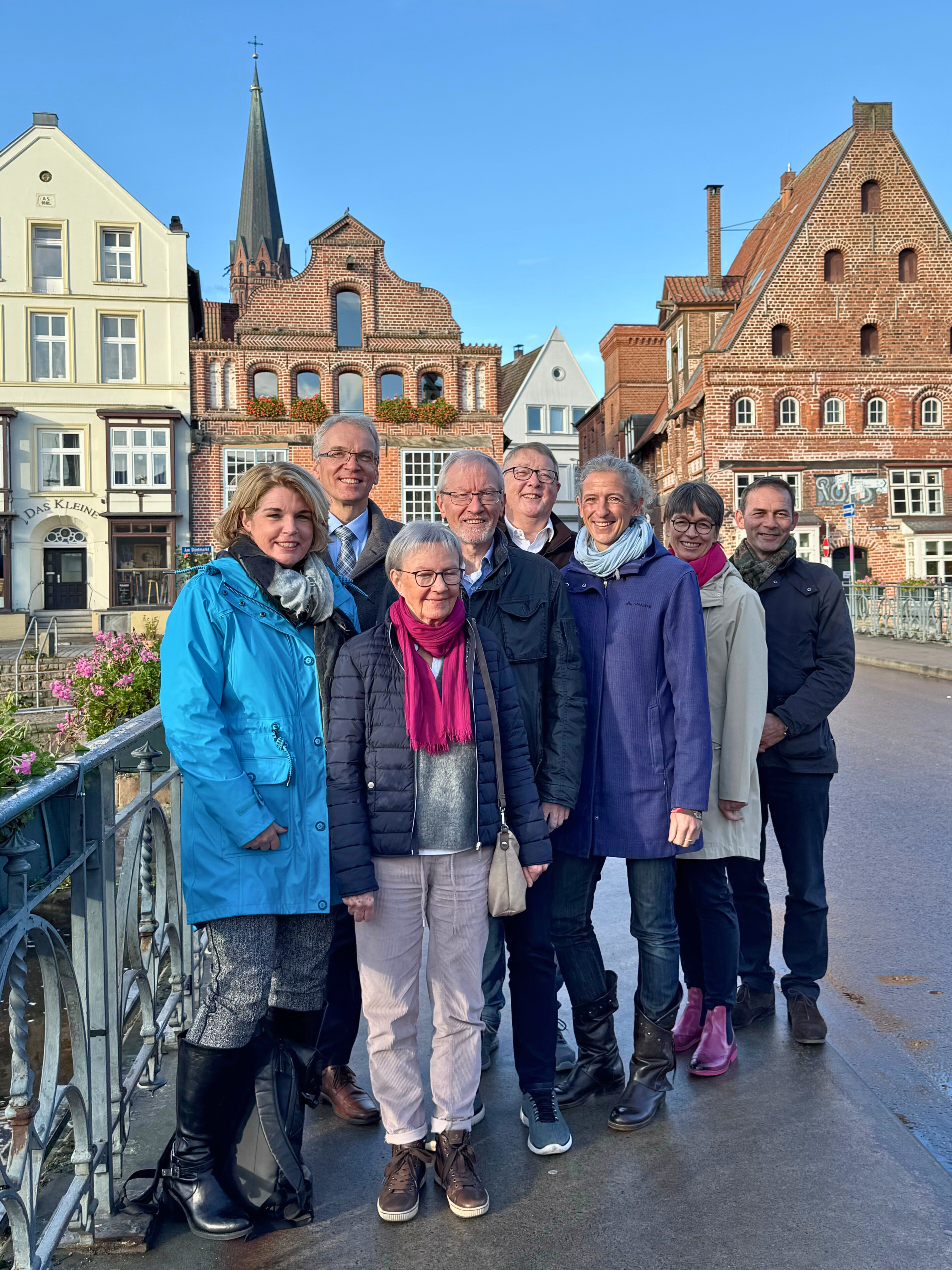 Bei der gemeinsamen Verabschiedung von Eckhard Oldenburg aus dem KPR (v.l.): Oberbürgermeisterin Claudia Kalisch, Landrat Jens Böther, Ehefrau Marita Oldenburg, Eckhard Oldenburg, Steffen Grimme (1. Vorsitzender Runder Tisch gegen Gewalt in der Familie), Stefanie Lerche (Leiterin der Polizeiinspektion Lüneburg/Lüchow-Dannenberg/Uelzen), Erste Kreisrätin Yvonne Hobro und Erster Stadtrat Markus Moßmann.