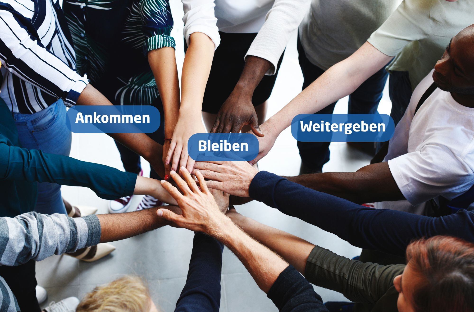 Eine Frau mit Kopftuch zeigt und erklärt einem Mann im gelben Hemd eine Broschüre.