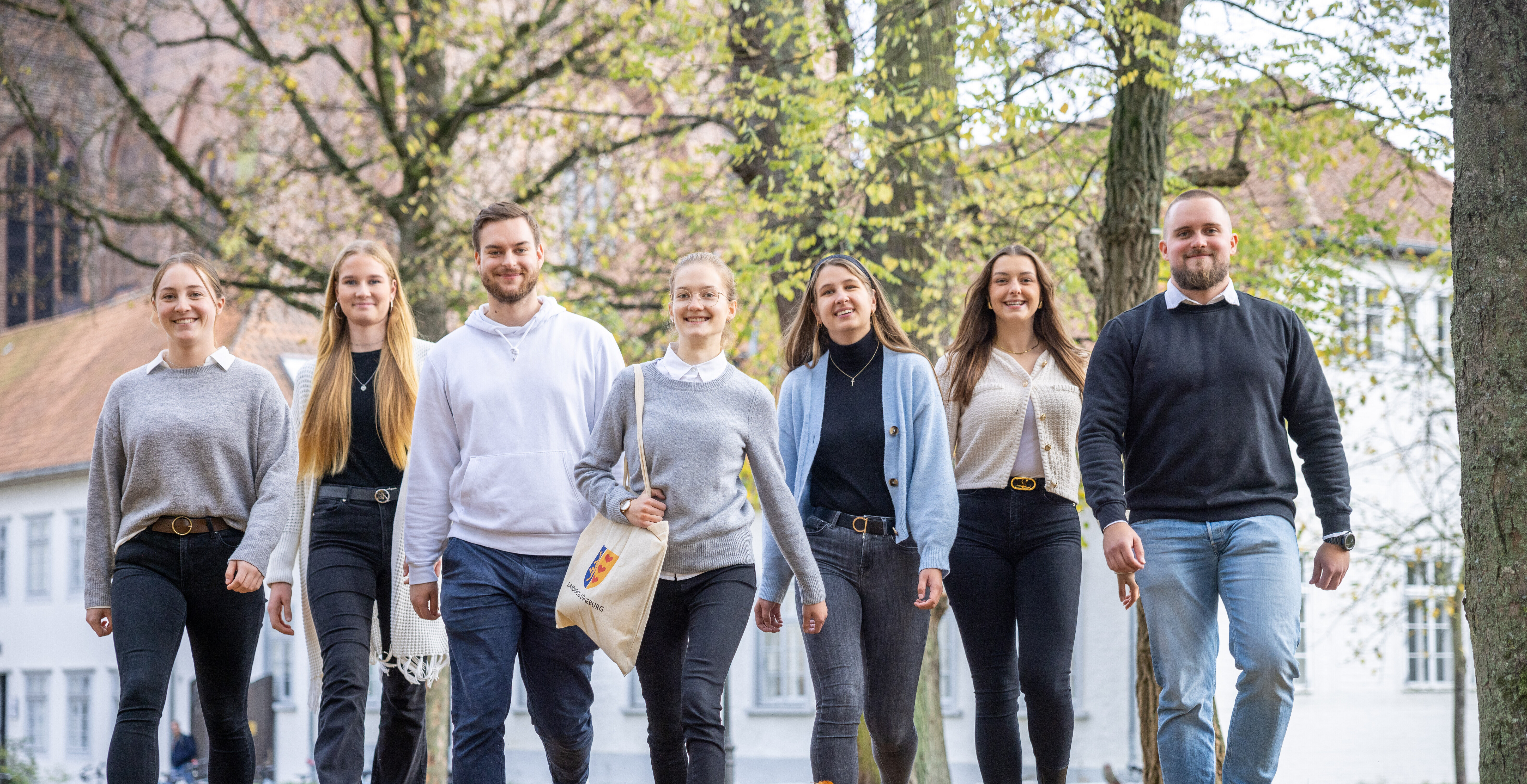 Eine Gruppe von fünf Auszubildenden sitzt in einem Besprechungsraum des Landkreises Lüneburg.