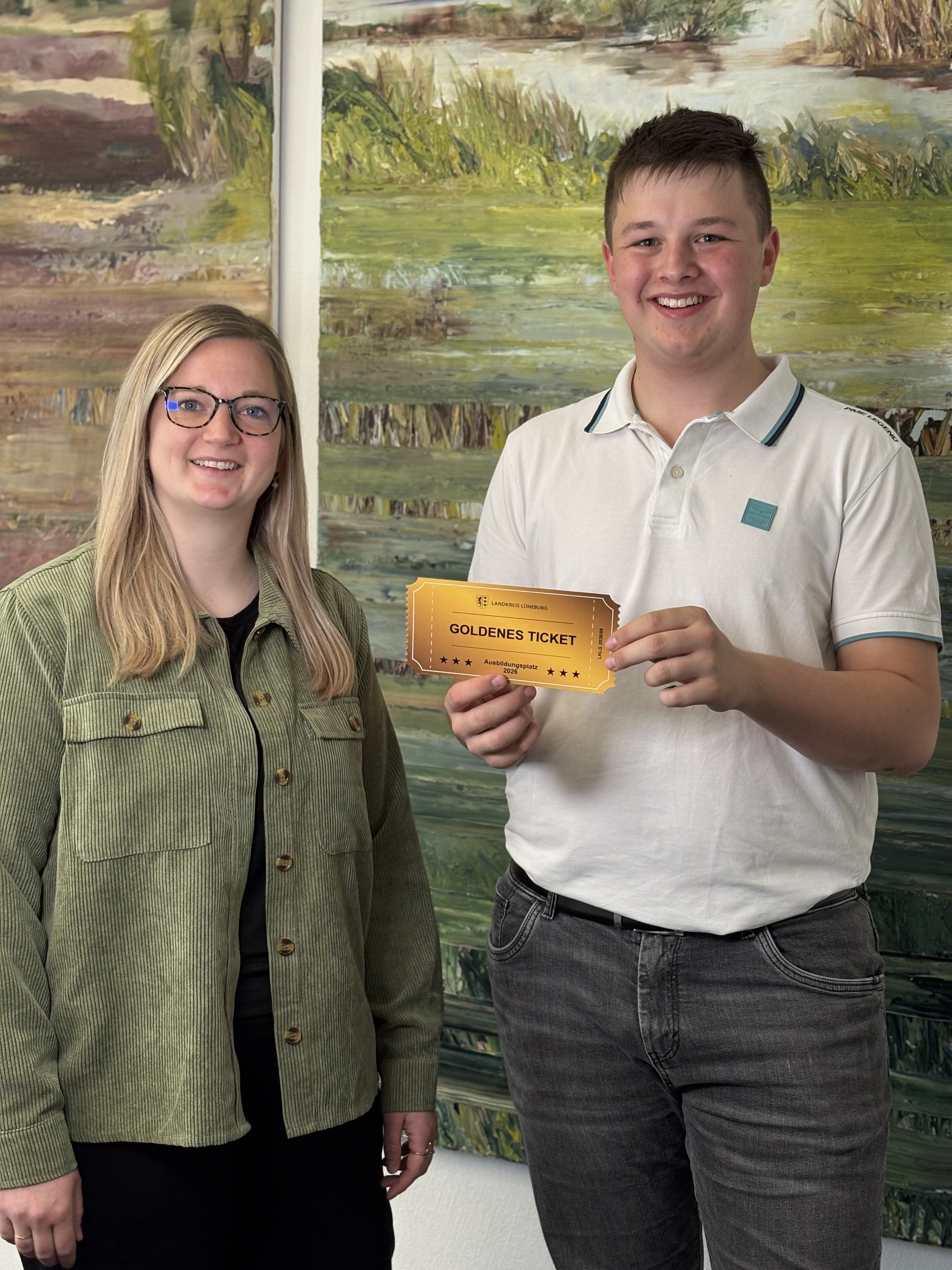 Ein junger Mann erhält sein Goldenes Ticket für sein Jahrespraktikum, er erhält seine Zusage für einen Ausbildungsplatz 2026.