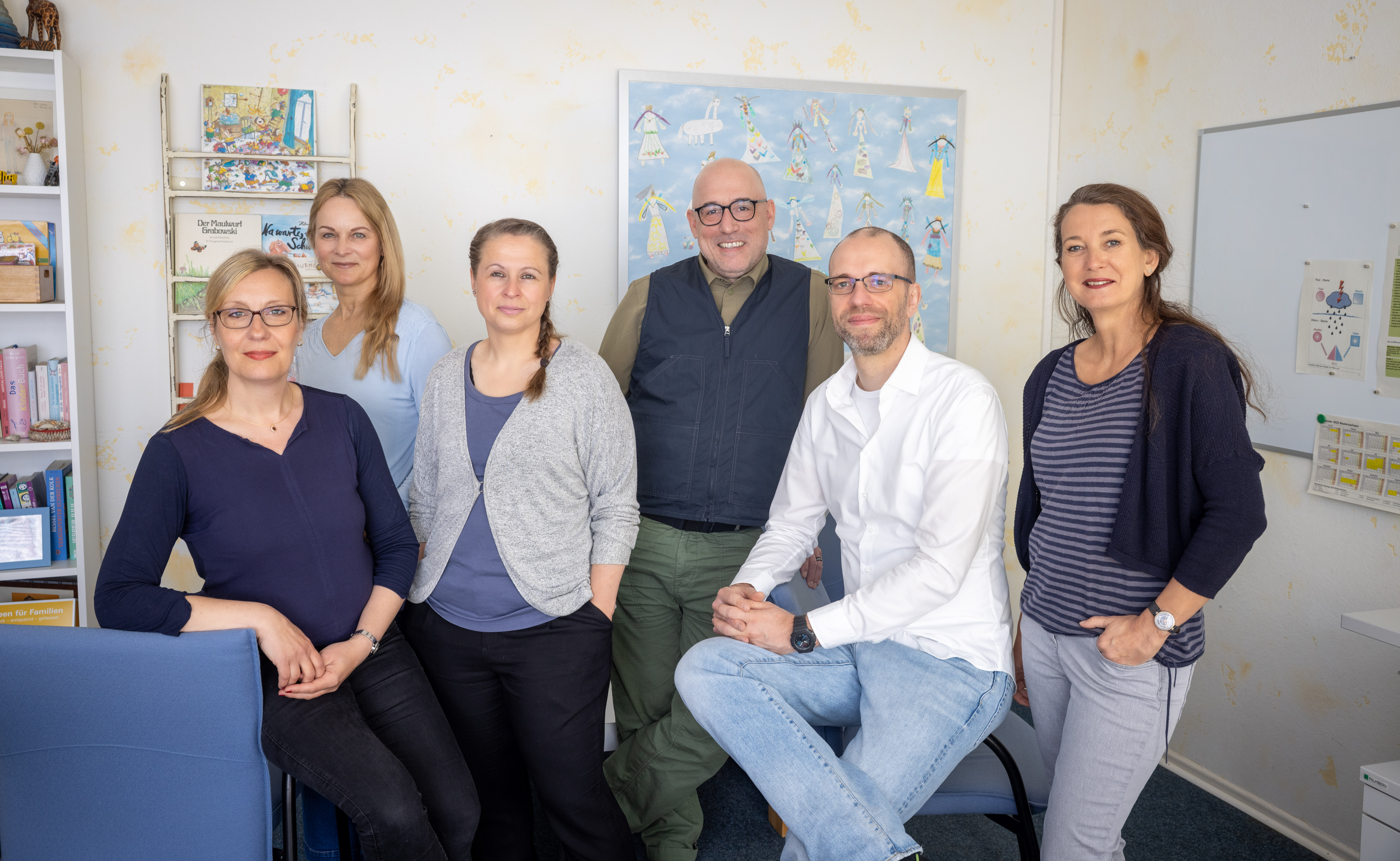 Gruppenfoto der vier Mitarbeiterinnen und der zwei Mitarbeiter der Erziehungsberatungsstelle im Landkreis Lüneburg.